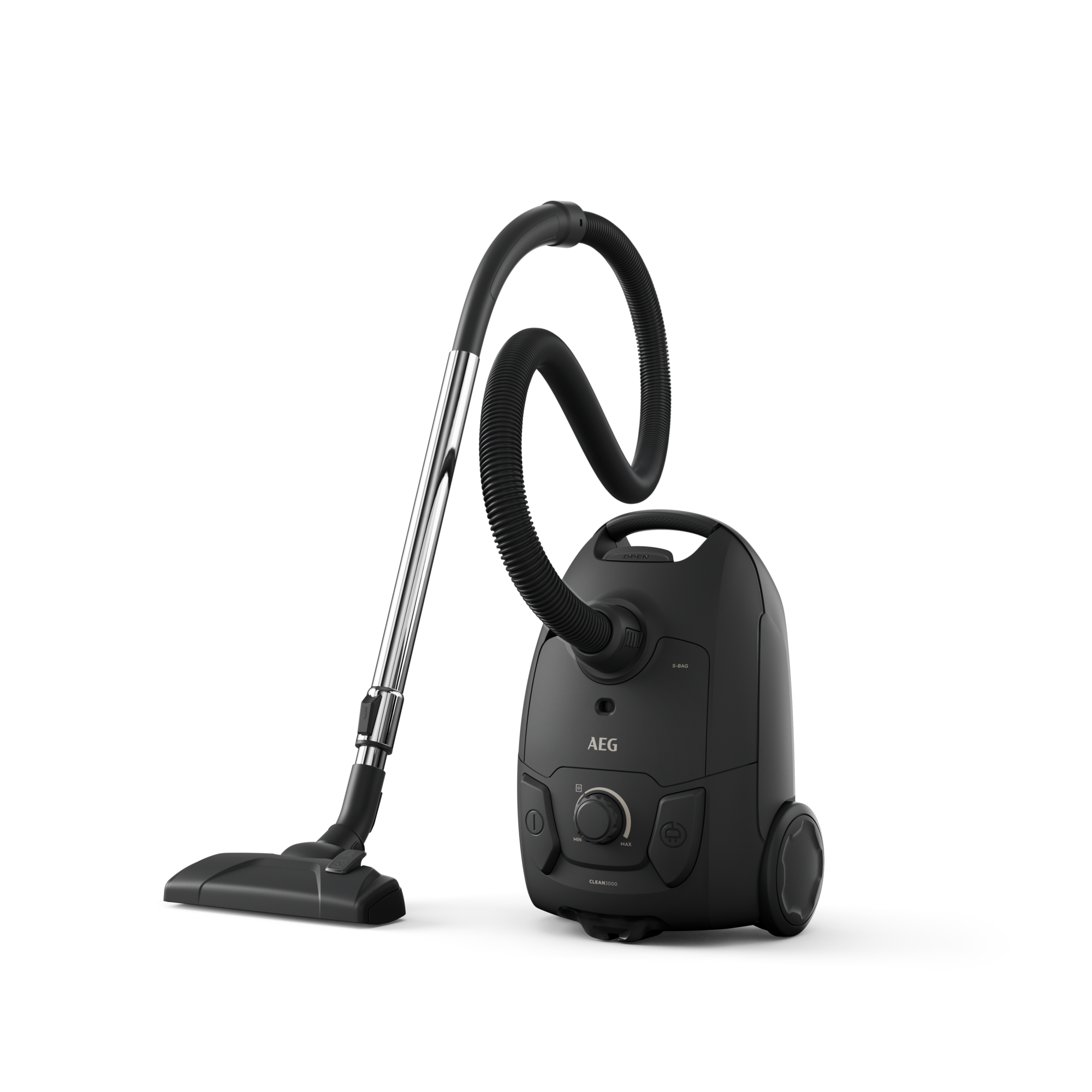 Czarny odkurzacz AEG z wężem i nasadkami na czarnym tle.