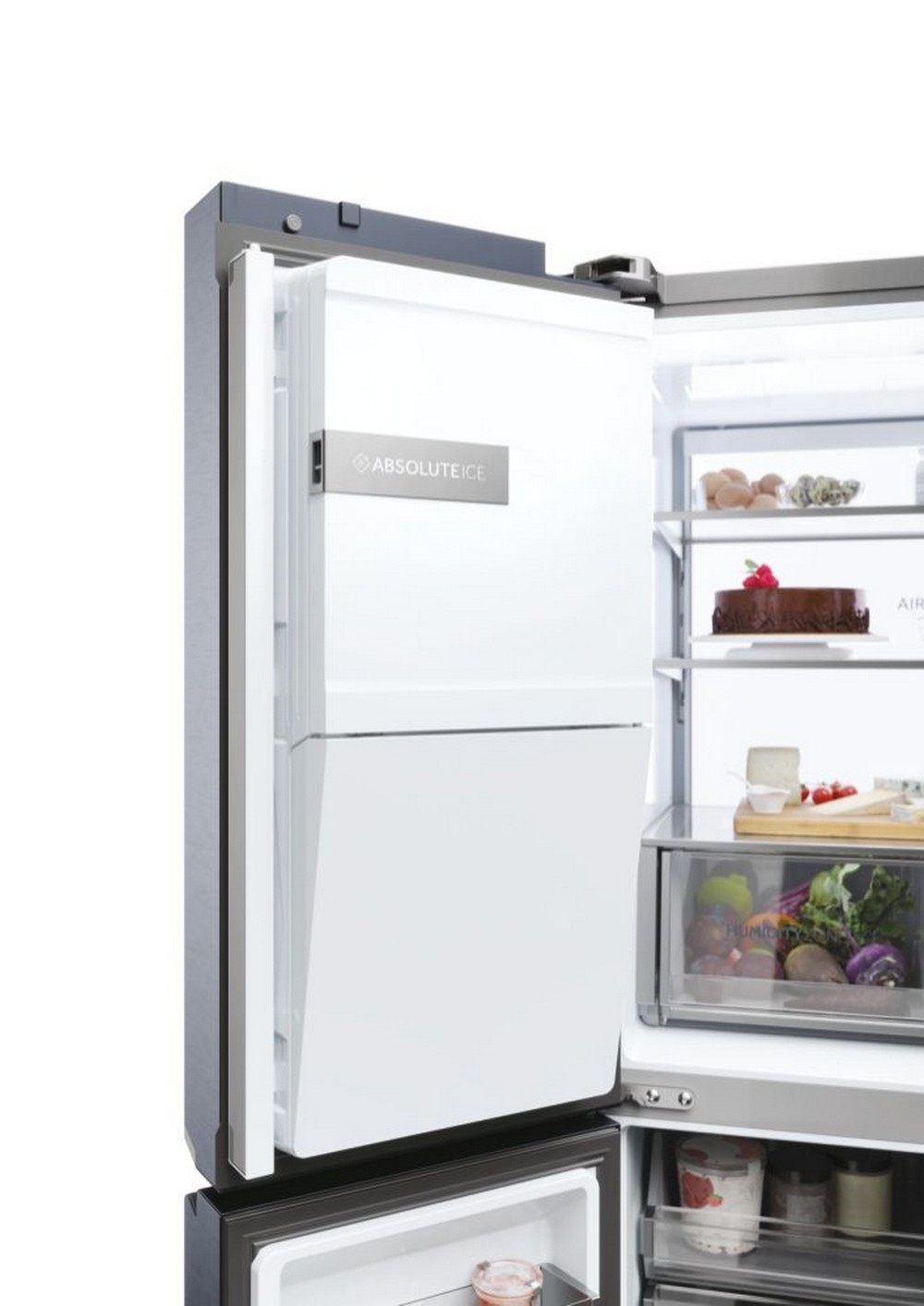 Un frigorifero con la porta aperta. All'interno, scaffali con cibo e un cassetto sono visibili. Il frigorifero è bianco.