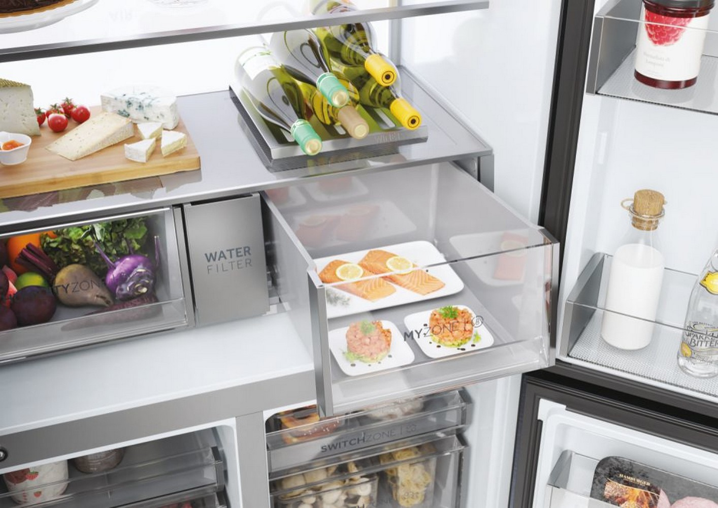 Kühlschrankinnenraum. Schublade mit Lachs und Essen. Weinflaschen und andere Gegenstände sind sichtbar.