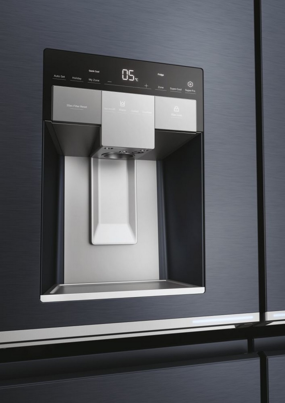 Primer plano de un refrigerador oscuro con dispensador de agua y hielo. La pantalla muestra '05'. Botones incluyen 'Quick Cool', 'Zone' y 'Super-Frz'.