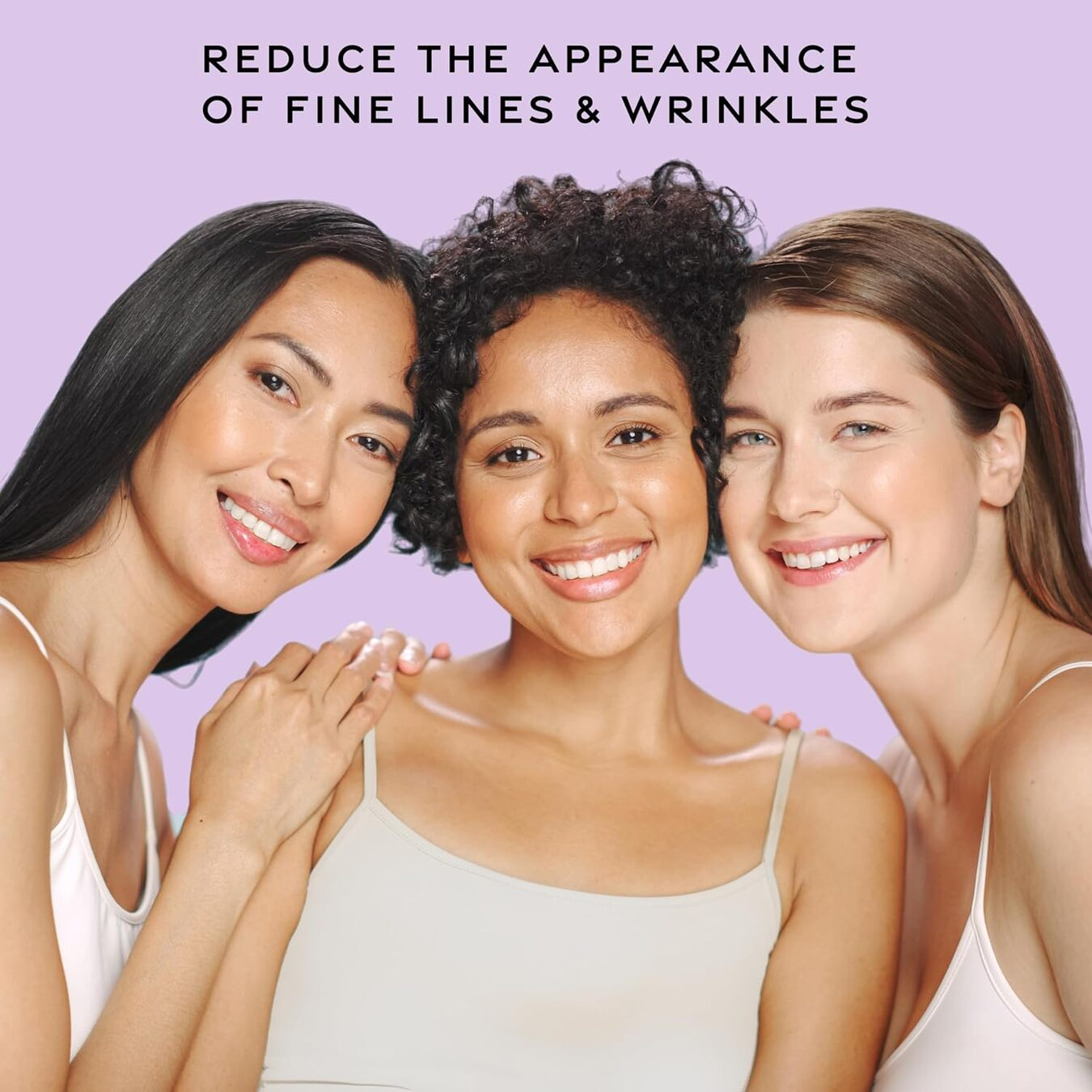 Tres mujeres sonriendo con diferentes tonos de piel. Llevan camisetas blancas.