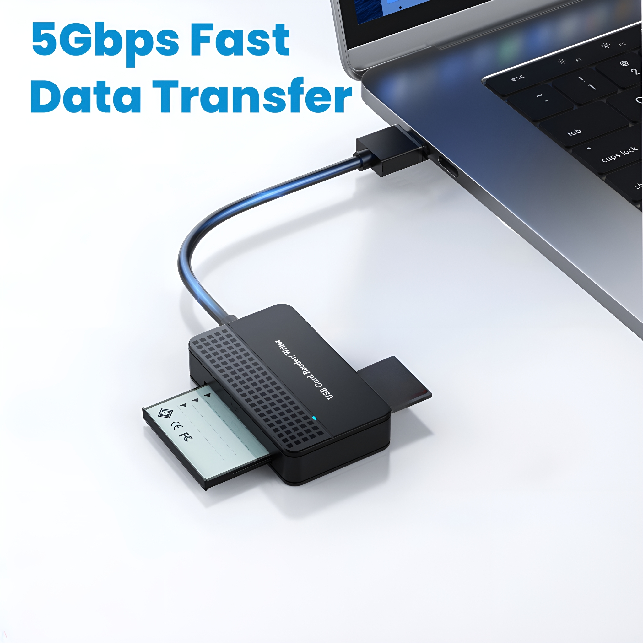 Ein schwarzes Kartenlesegerät mit einem USB-Kabel, das an einen Laptop angeschlossen ist.