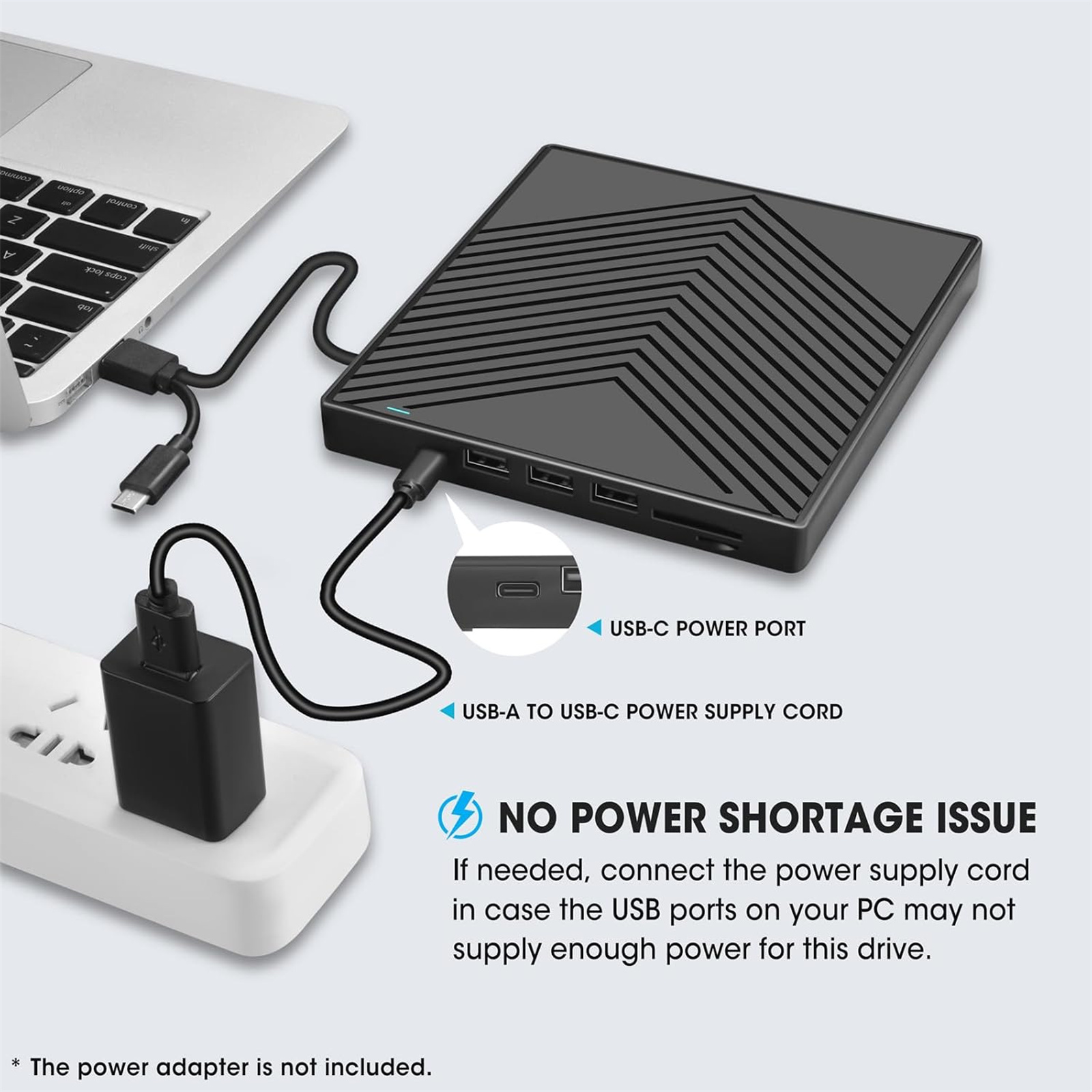 Schwarzes Gerät mit USB-Anschlüssen, das an einen Laptop und ein Netzteil angeschlossen ist.