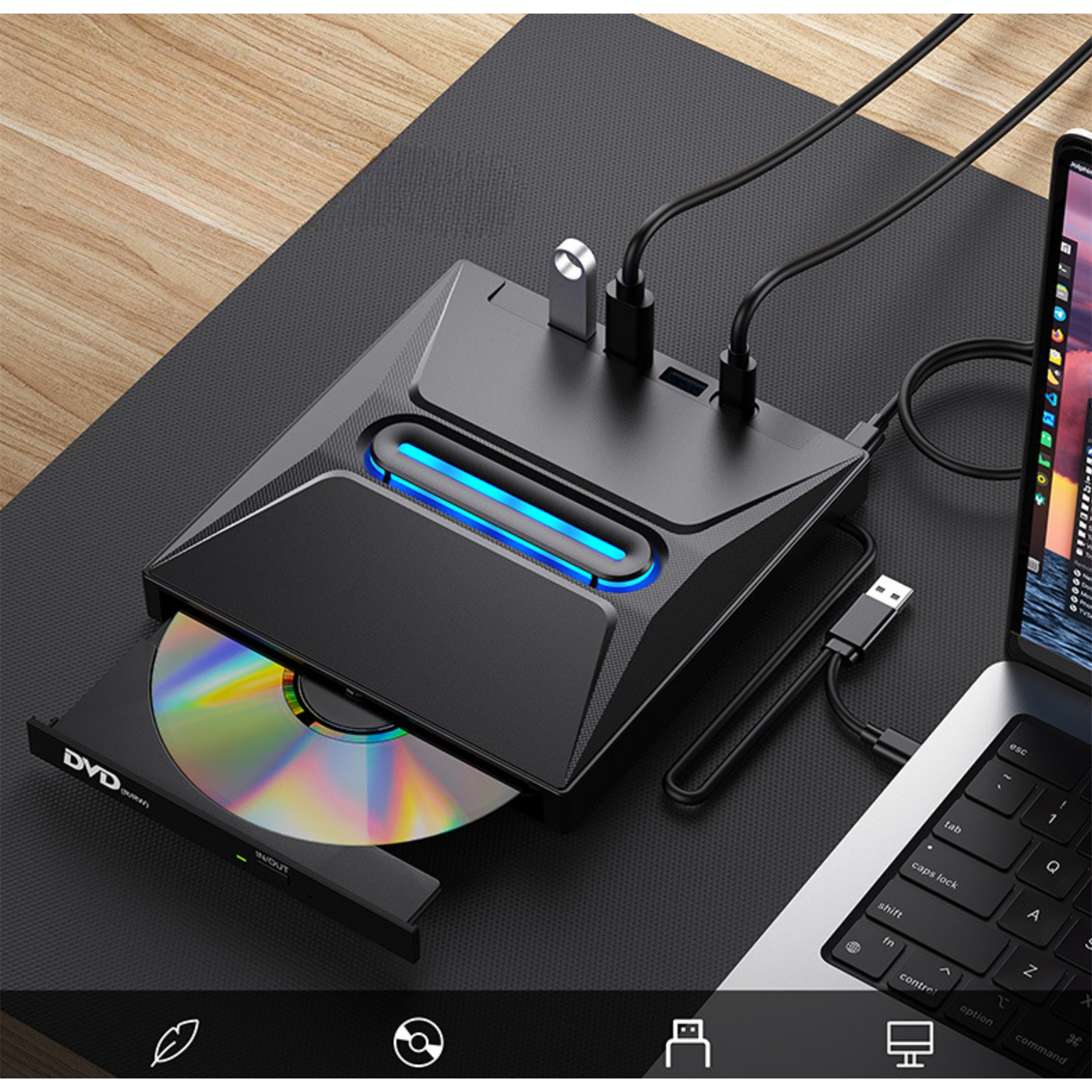 Schwarzes Gerät mit CD und mehreren Anschlüssen. Im Hintergrund befindet sich ein Laptop.