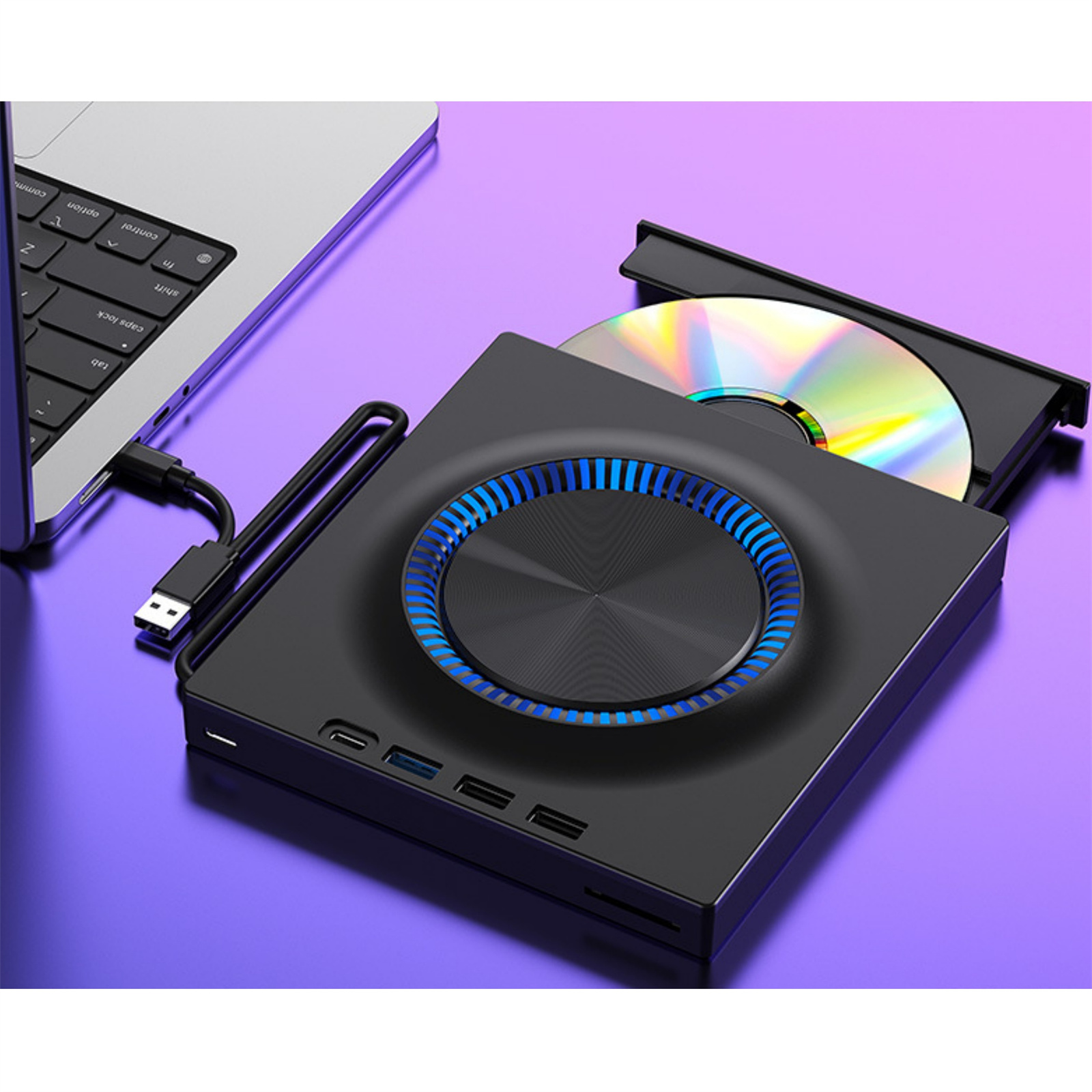 Schwarzes externes CD-Laufwerk mit blauem LED-Ring, über USB an Laptop angeschlossen. Diskette eingelegt.