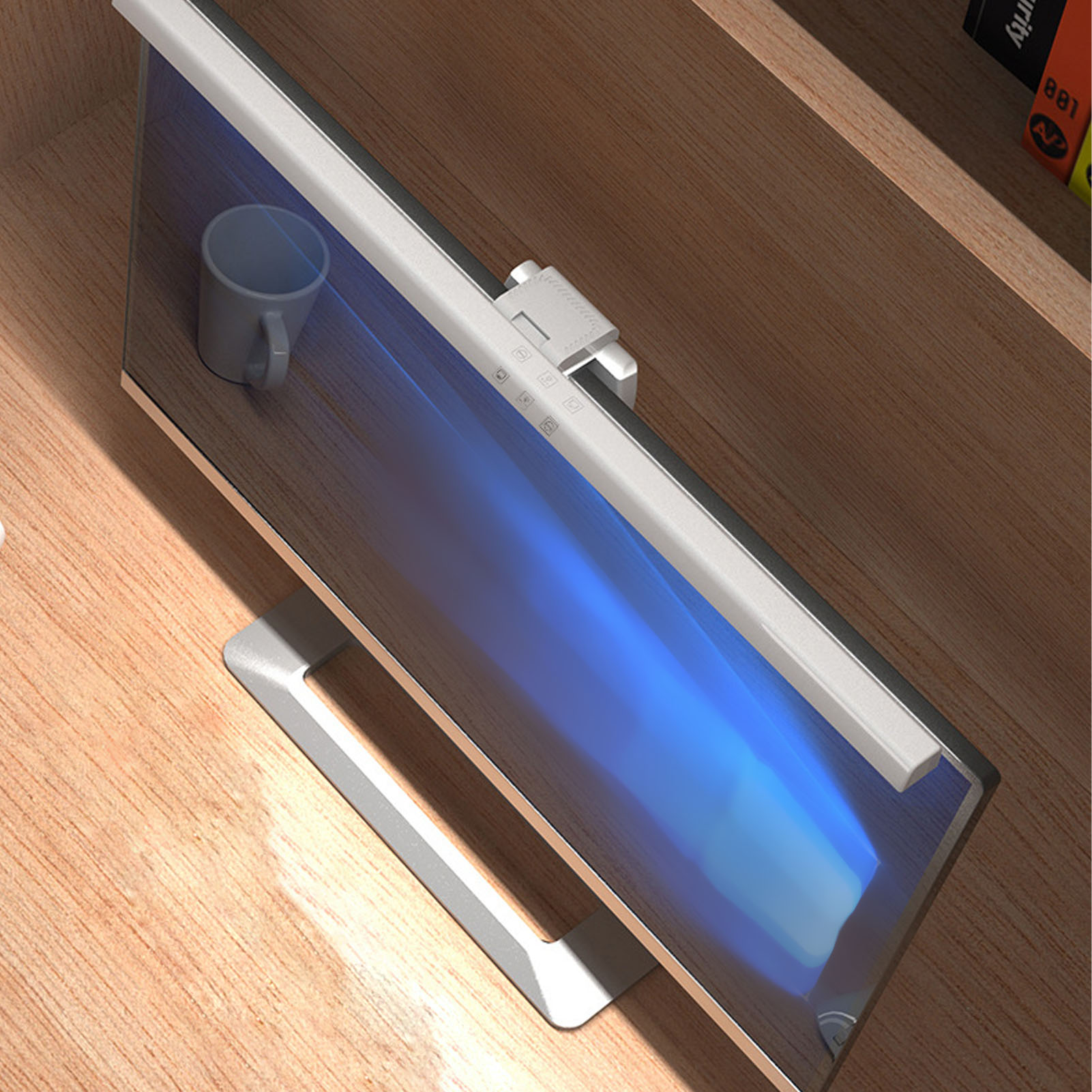 Schreibtischlampe mit Becher auf Holzschreibtisch. Die Lampe leuchtet blau.