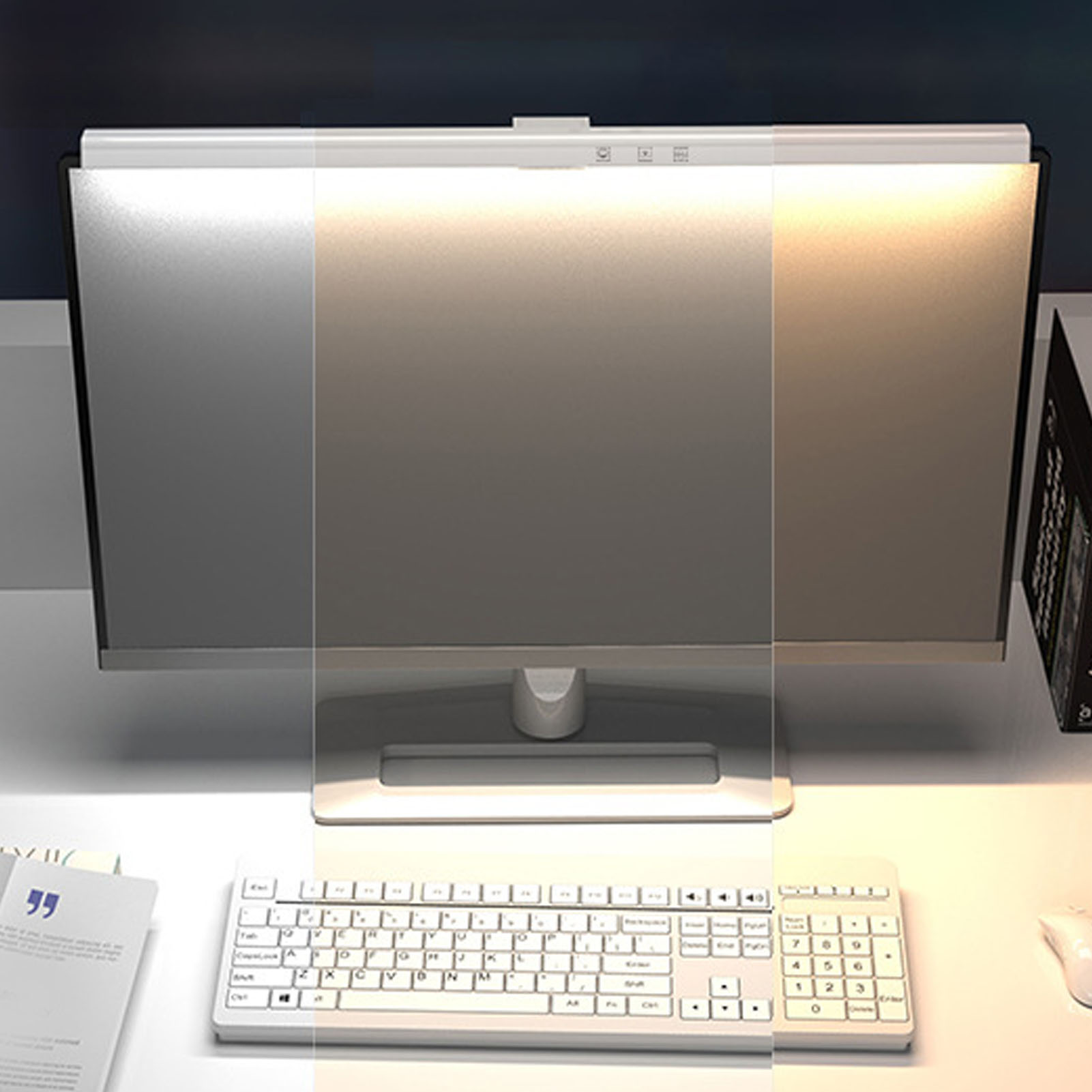 Ein Computermonitor auf einem Schreibtisch mit Tastatur und Papieren. Der Monitor hat eine transparente Schutzfolie.