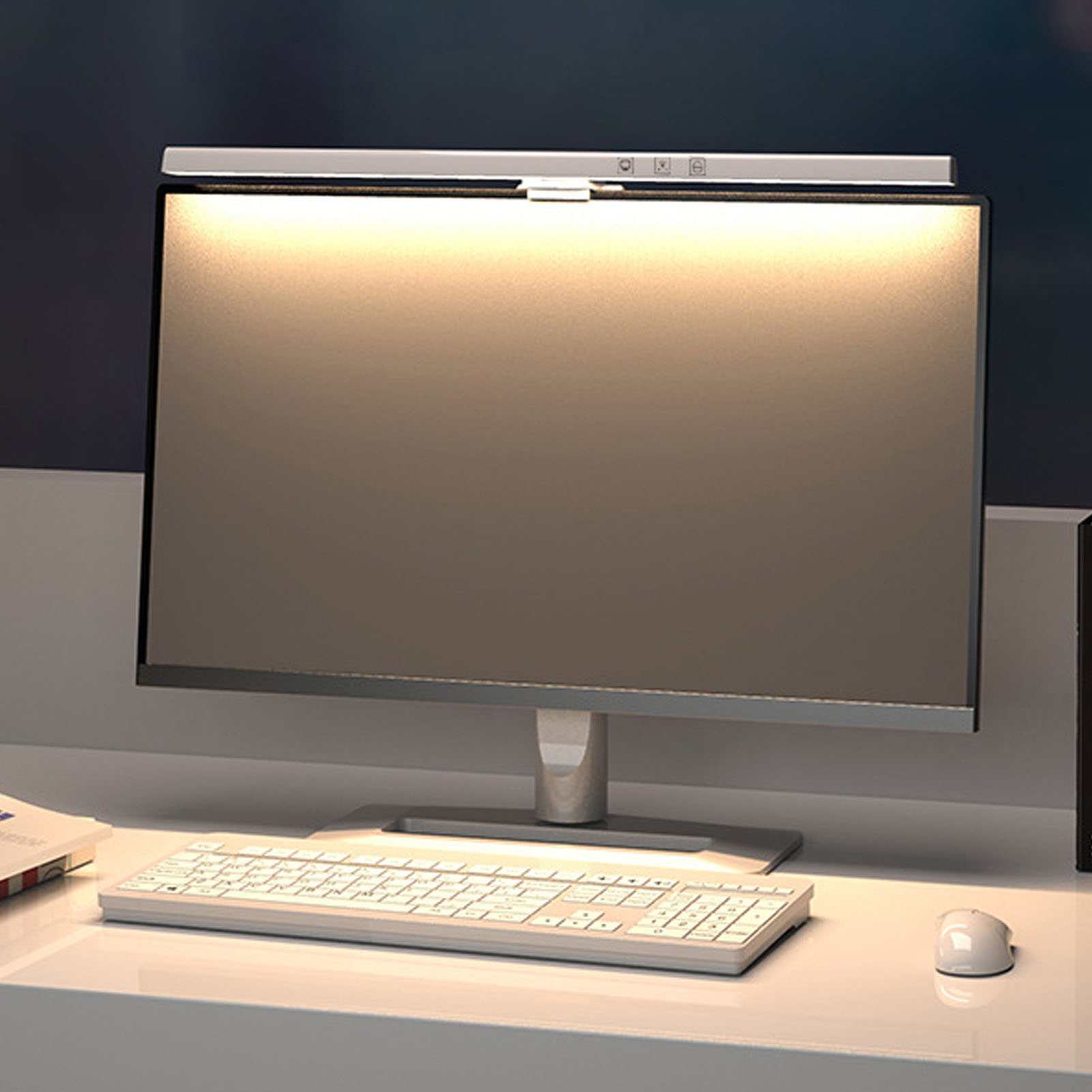 Computermonitor mit Lichtleiste oben. Tastatur und Maus auf dem Schreibtisch. Dunkler Hintergrund.
