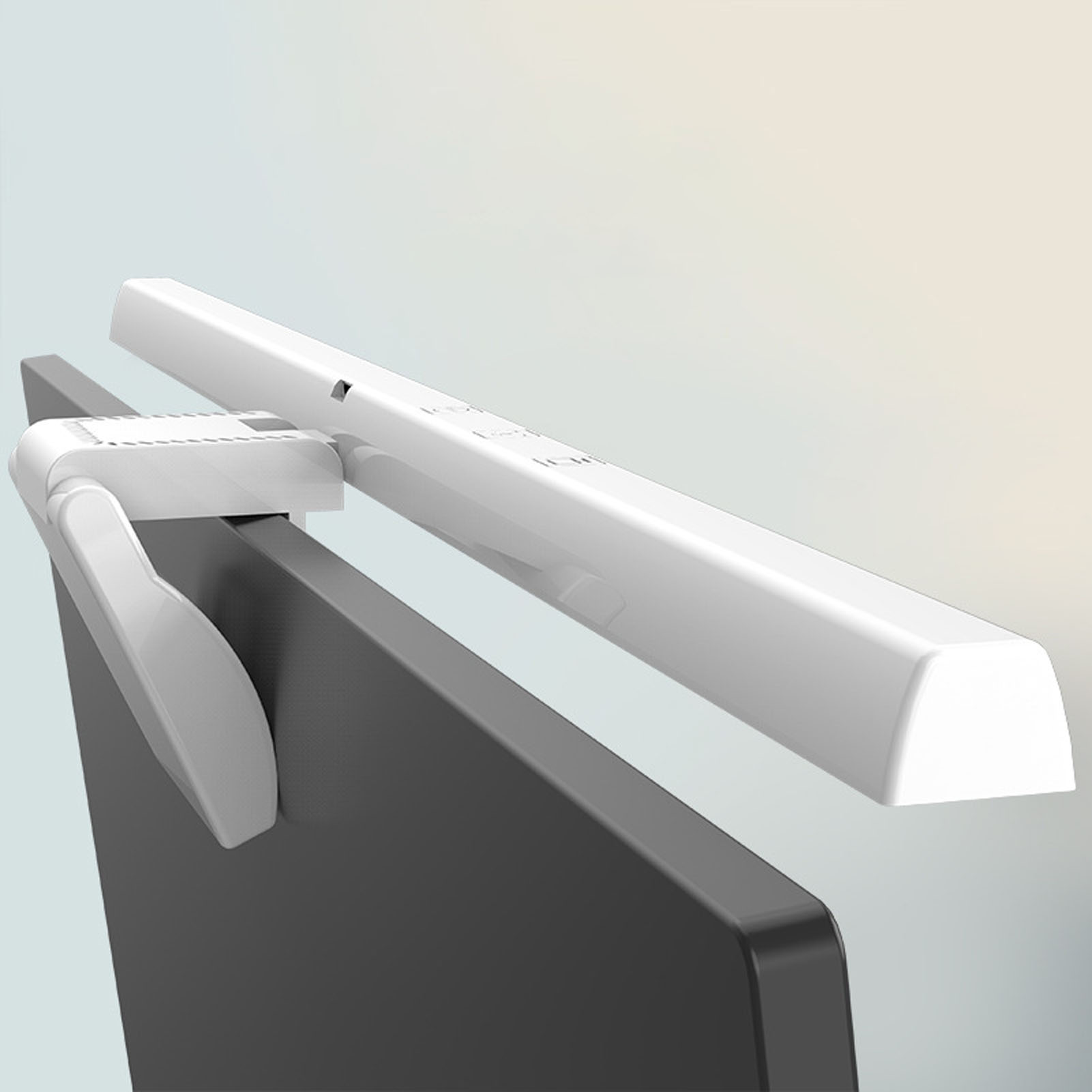 Eine weiße Monitor-Lichtleiste ist an einem schwarzen Monitor befestigt. Das Licht ist nach unten gerichtet.