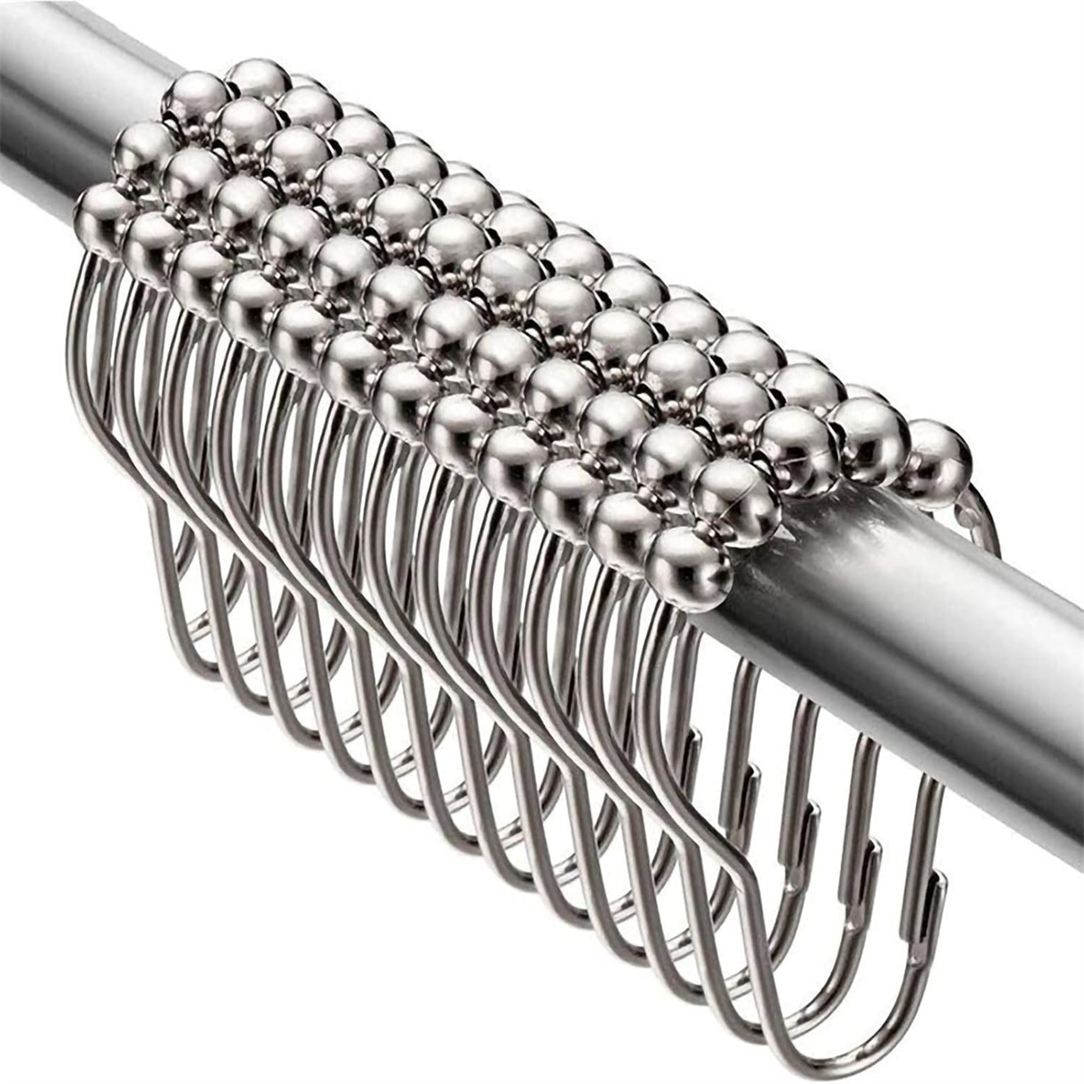 Eine Gruppe silberner Duschvorhanghaken, die an einer Metallstange hängen, Nahaufnahme.