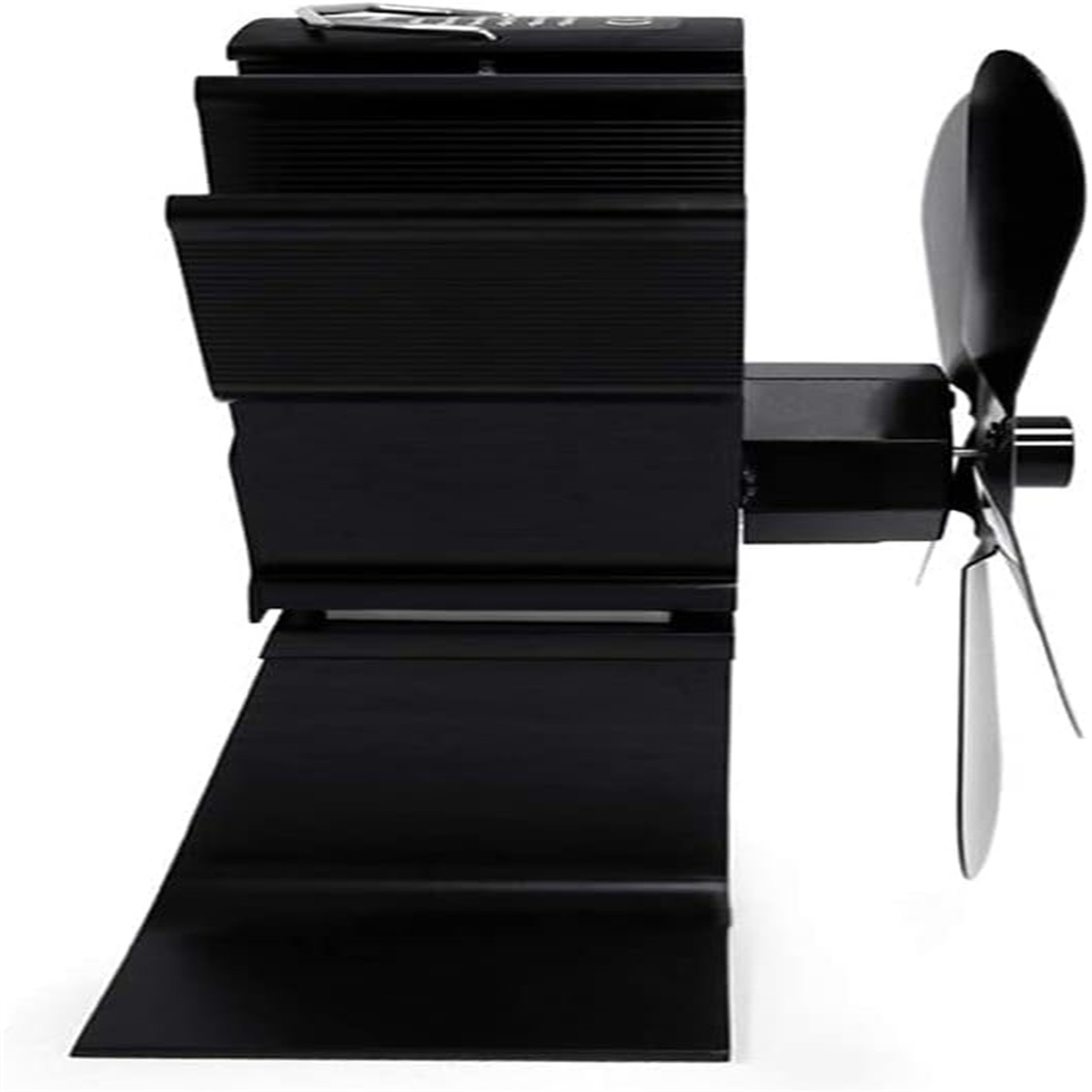 Ein schwarzer, wärmebetriebener Ofenventilator mit Rotorblättern.