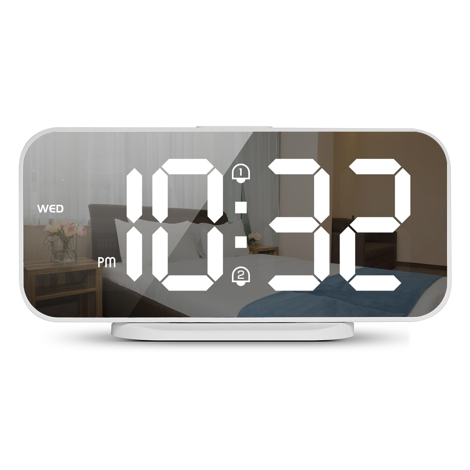 Digitaluhr mit der Anzeige 10:32, mit einer Bettsspiegelung auf der Spiegelfläche.