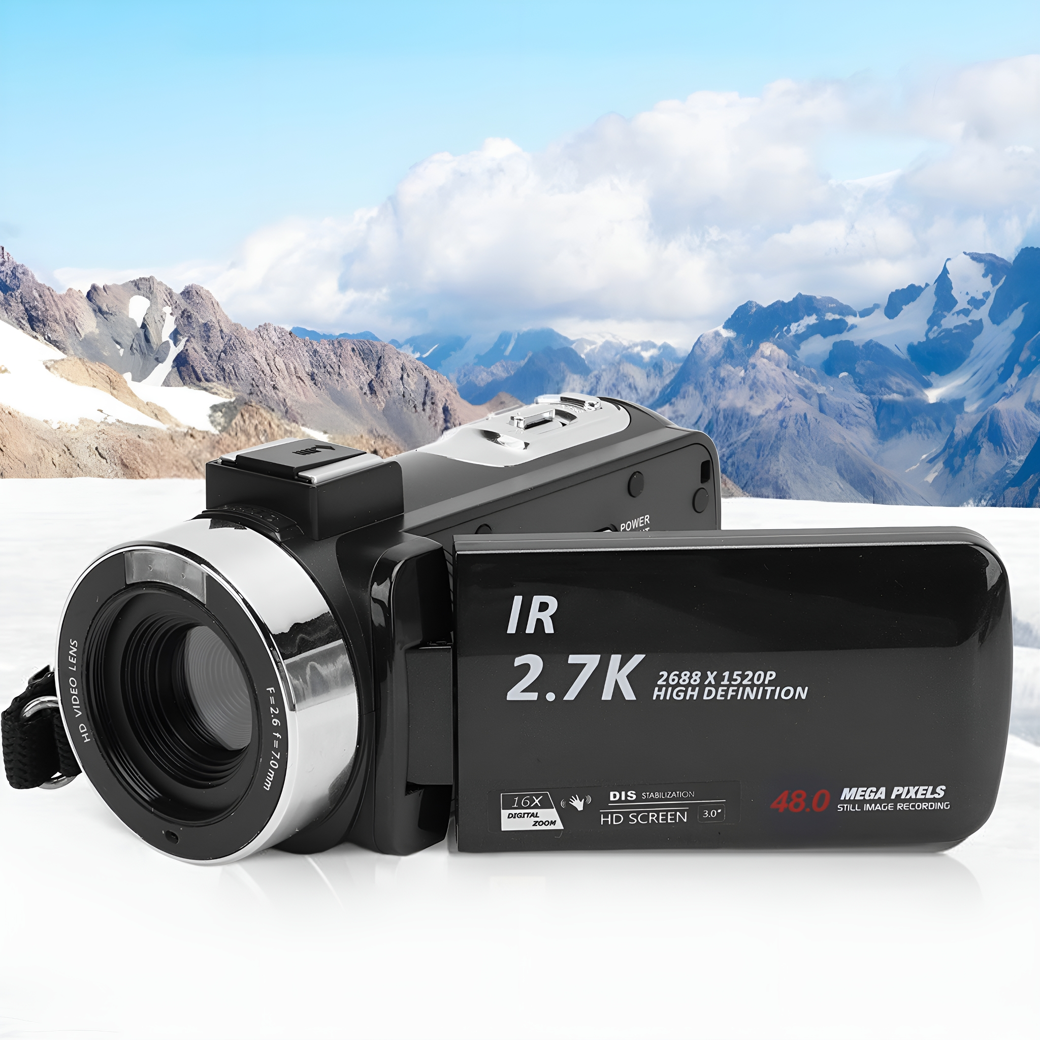 Eine schwarze Videokamera mit Objektiv und Bildschirm vor einem schneebedeckten Bergpanorama.