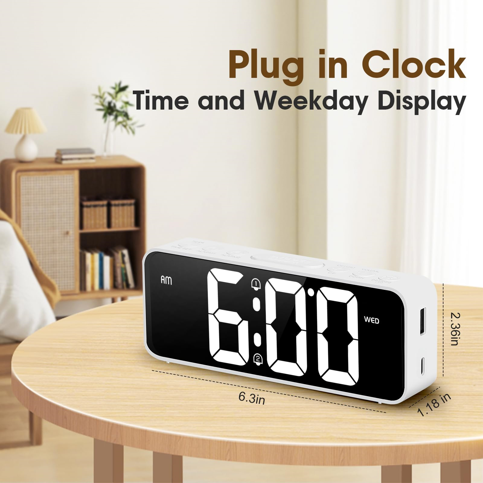 Weiße Digitaluhr auf einem Holztisch, die 6:00 Uhr morgens anzeigt, mit Abmessungen. Text sagt 'Plug in Clock'.