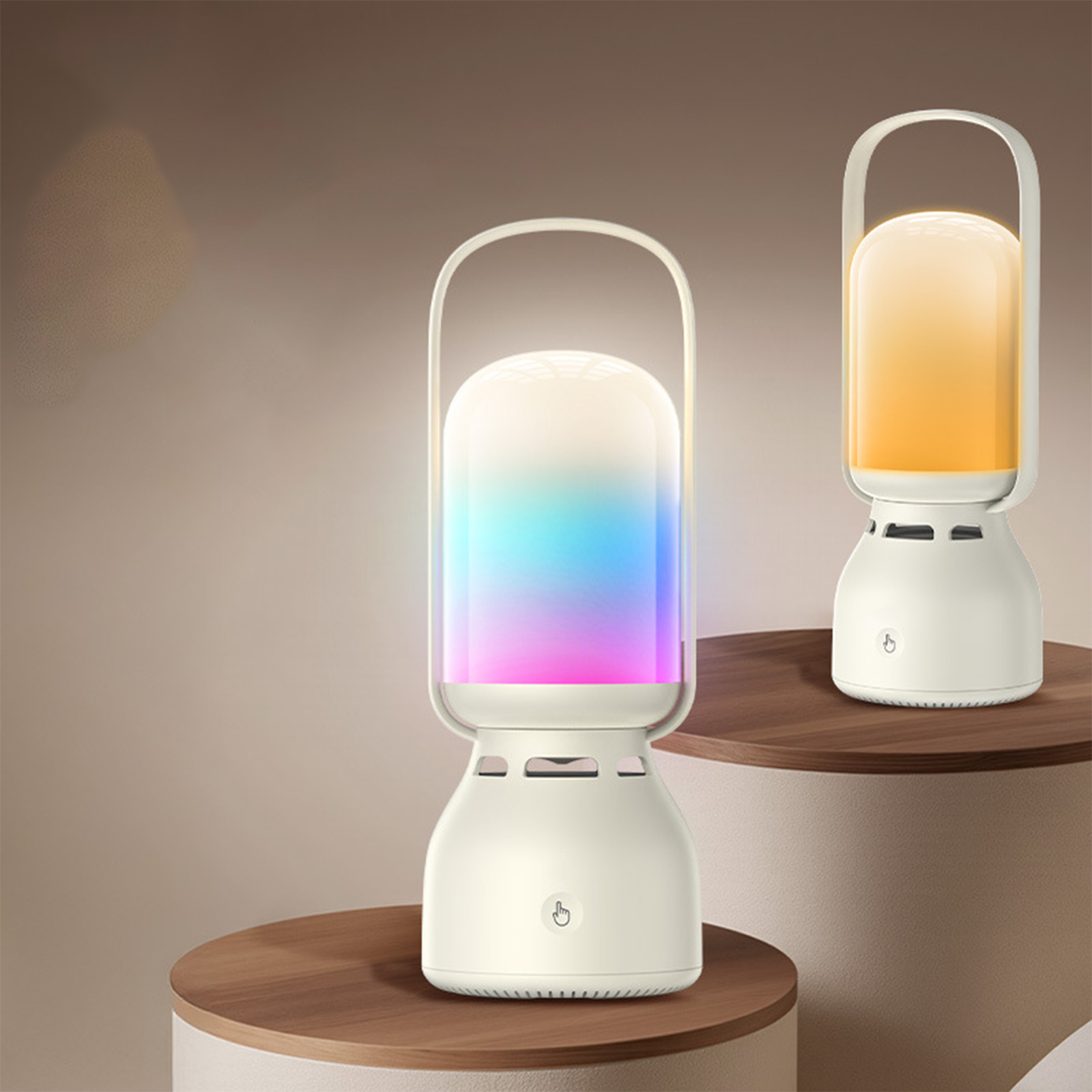 Zwei weiße Lampen mit farbigem Licht auf Holzoberfläche. Eine hat einen weißen Griff.