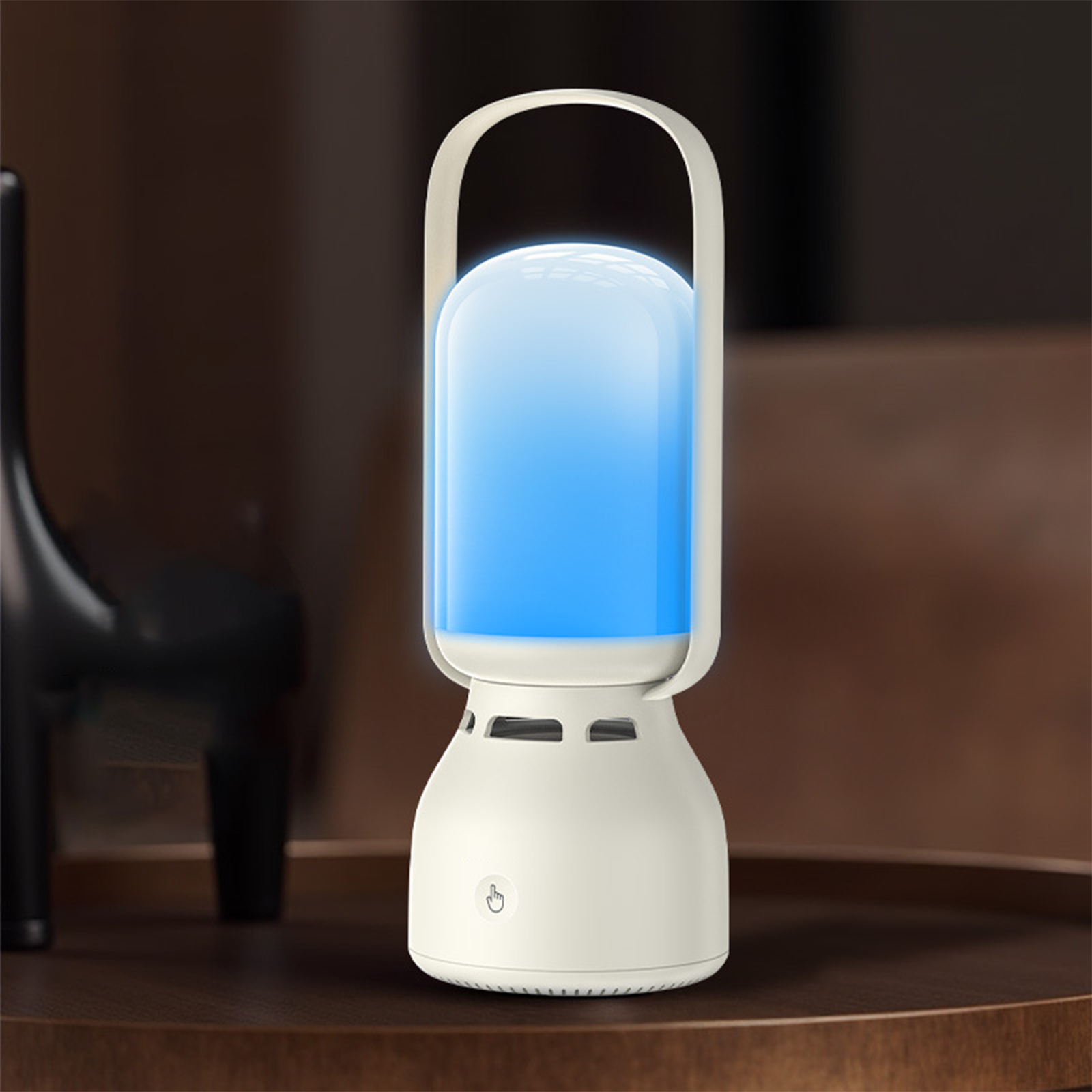 Weiße und blaue Lampe mit Griff und Berührungssensor. Sie steht auf einer Holzoberfläche.