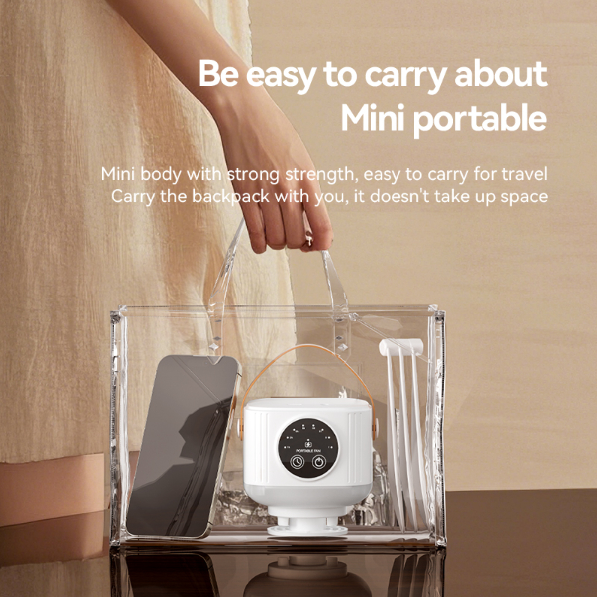 Eine transparente Plastiktasche mit weißem Boden, die ein Mini-Gerät und ein Telefon hält.