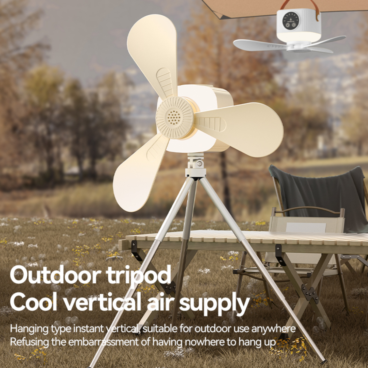 Beigefarbener Outdoor-Ventilator auf einem Stativ. Ein zweiter Ventilator hängt im Hintergrund. Holztisch.