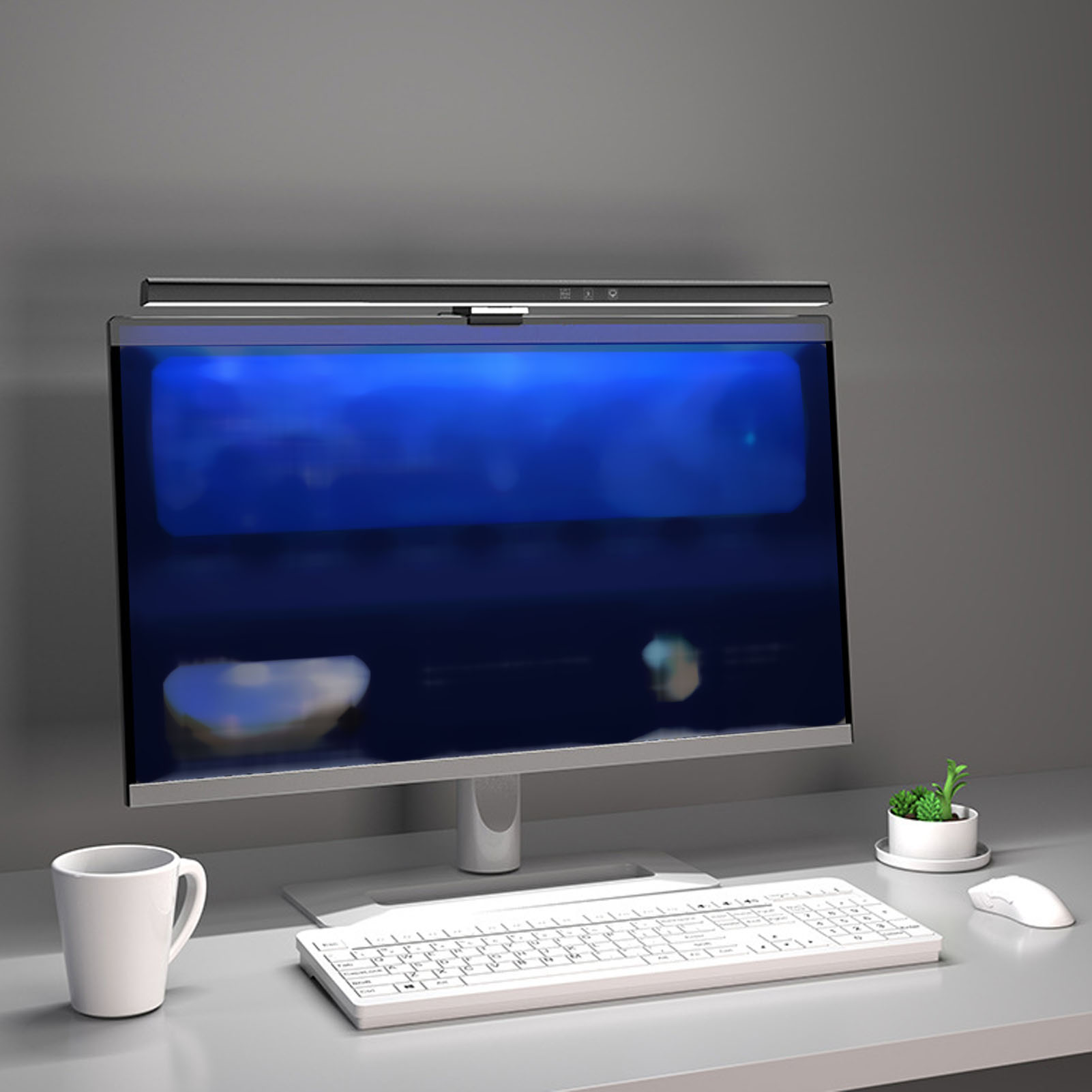 Ein Computermonitor mit einer Lichtleiste darüber, eine Tastatur, eine Maus und eine kleine Pflanze.