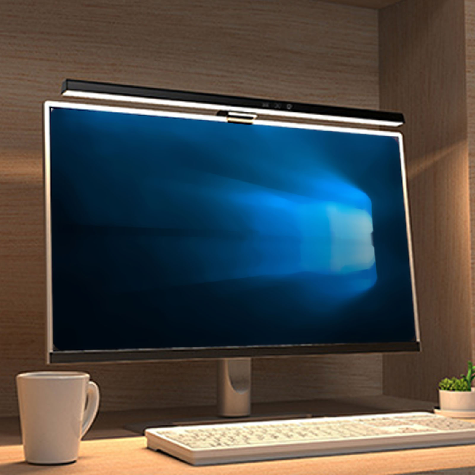 Computermonitor mit Lichtleiste oben. Tastatur und Becher auf dem Schreibtisch. Holzuntergrund.