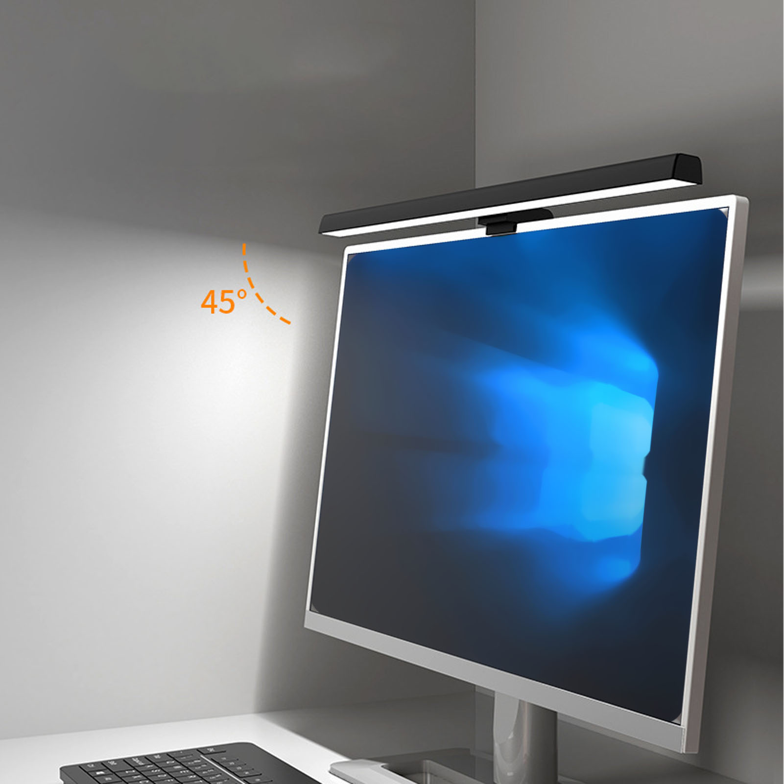 Eine Schreibtischlampe über einem Computerbildschirm, im 45-Grad-Winkel, mit einer Tastatur darunter.