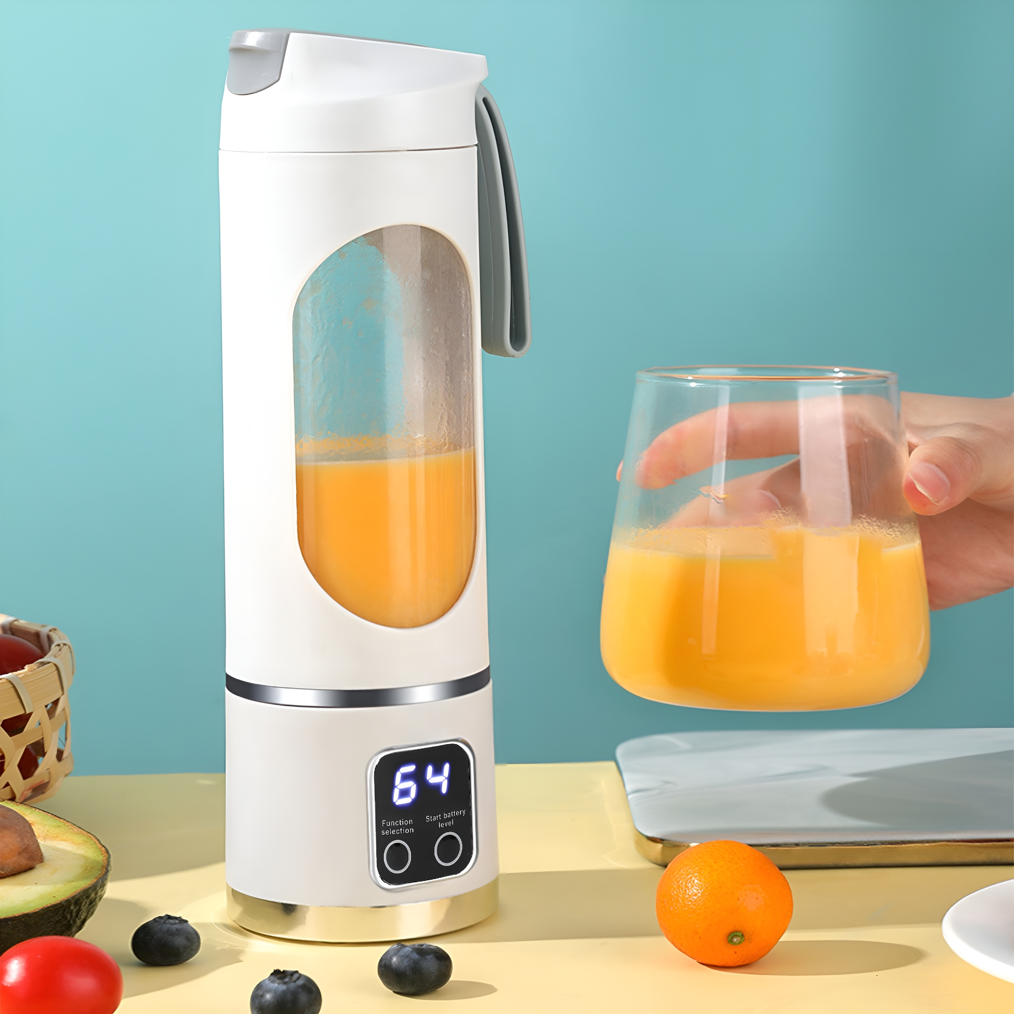 Weißer Mixer mit Orangensaft, ein Glas mit Saft, Blaubeeren und eine Orange auf einer Arbeitsplatte.