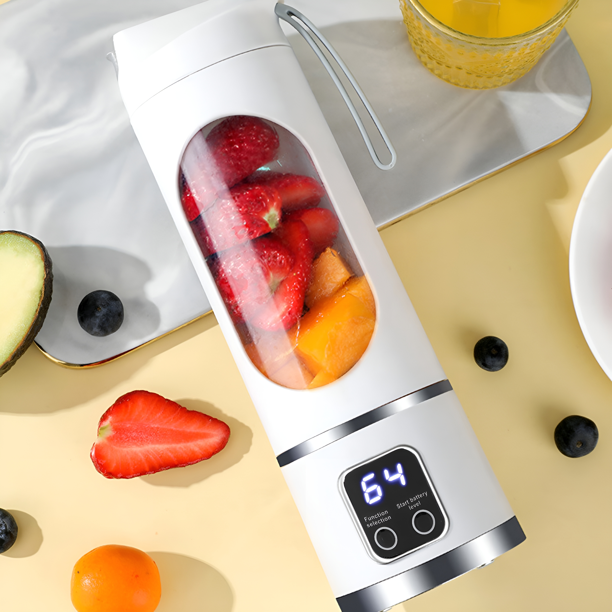Eine weiße Mixflasche gefüllt mit Erdbeeren und Mango, mit digitaler Anzeige, auf gelbem Untergrund.