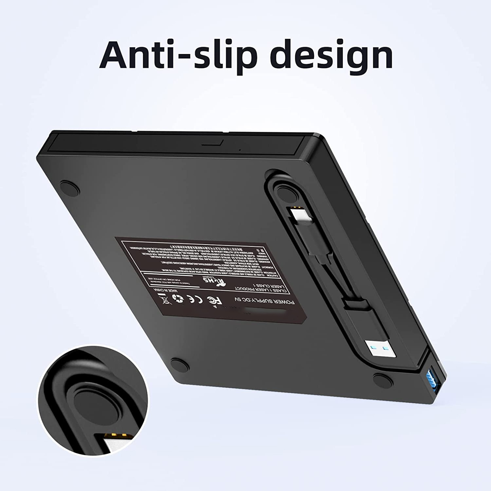 Schwarze externe Festplatte mit USB-Anschluss. Der Boden hat Anti-Rutsch-Pads und ein Etikett.