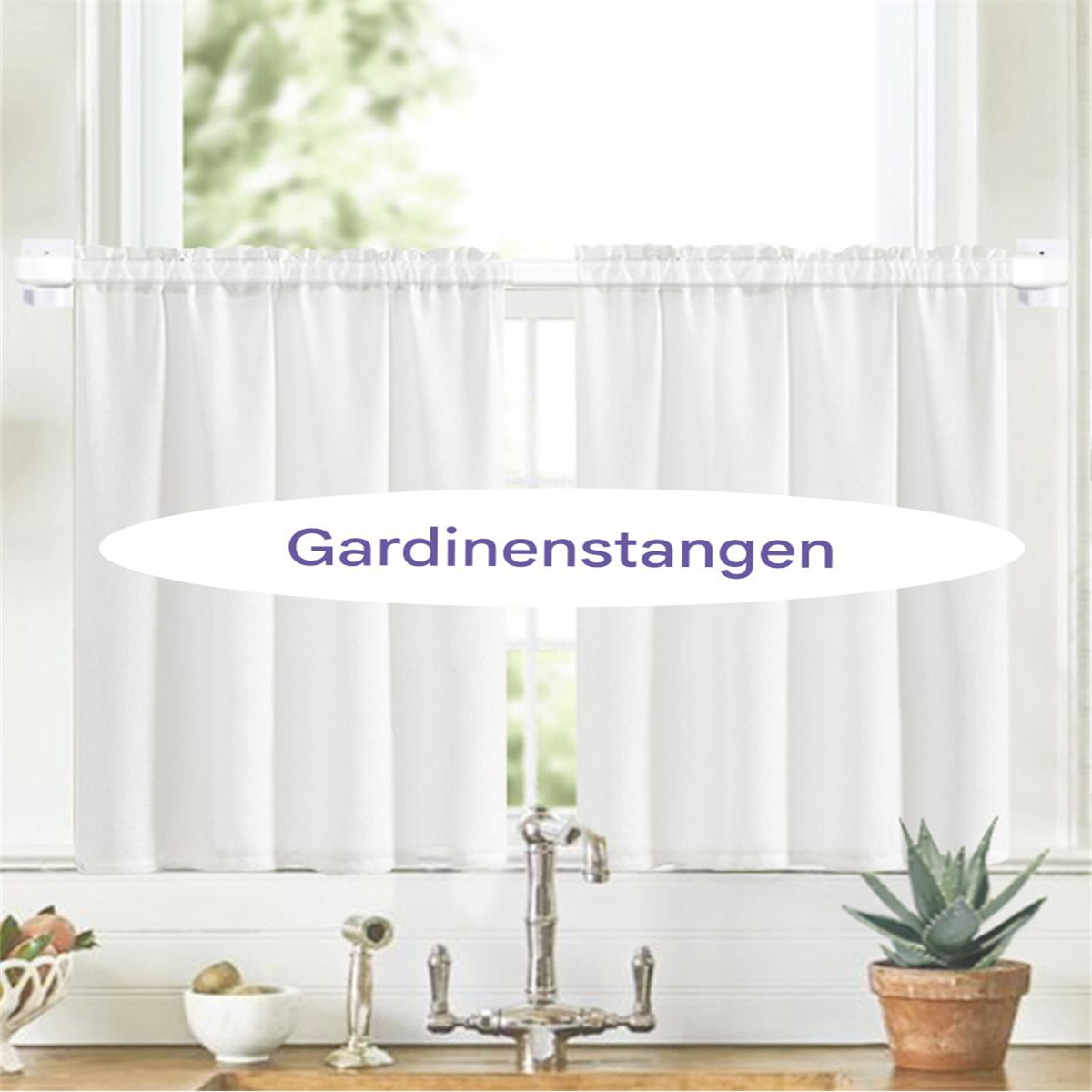 Ein Fenster mit weißen Vorhängen und einem Waschbecken mit Wasserhahn im Vordergrund.