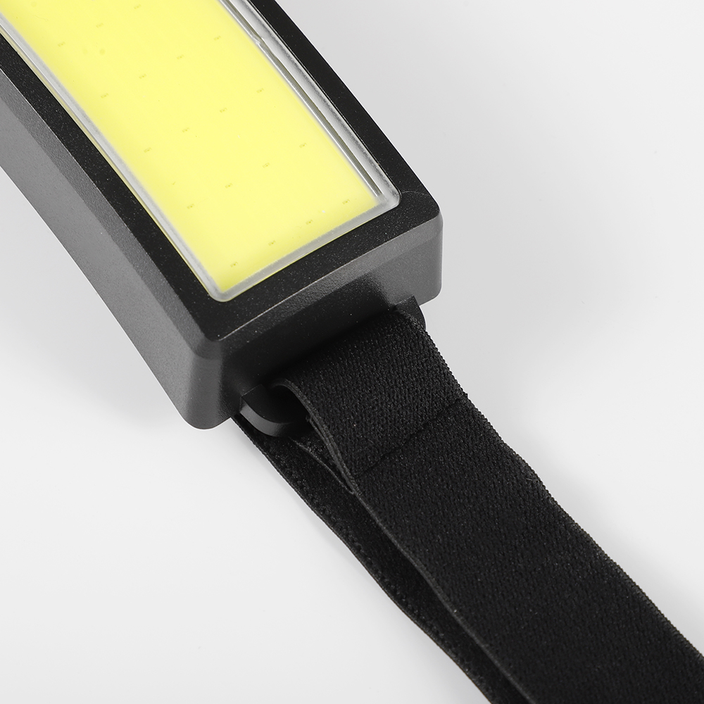 Nahaufnahme eines schwarzen LED-Lichts mit schwarzem Riemen.