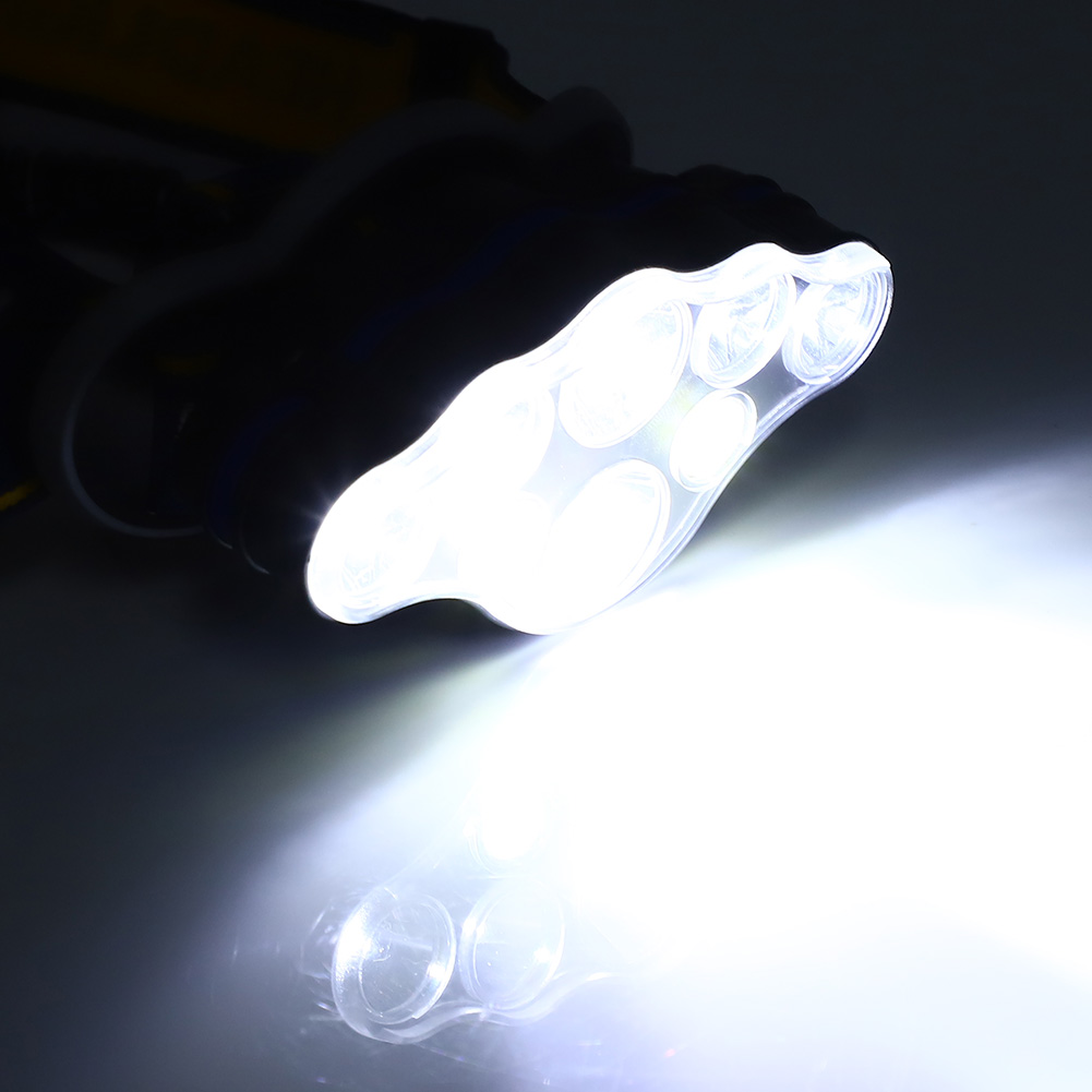 Helles, weißes Licht, das von einer Taschenlampe ausgeht. Das Licht hat ein pfotenartiges Design mit mehreren Glühbirnen.
