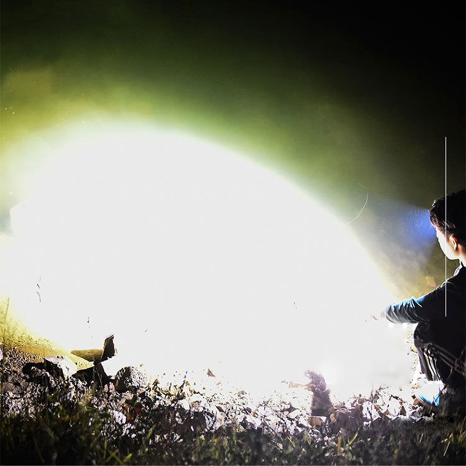 Eine Person, die mit einer Taschenlampe in ein helles Licht leuchtet, mit dunklem Hintergrund.