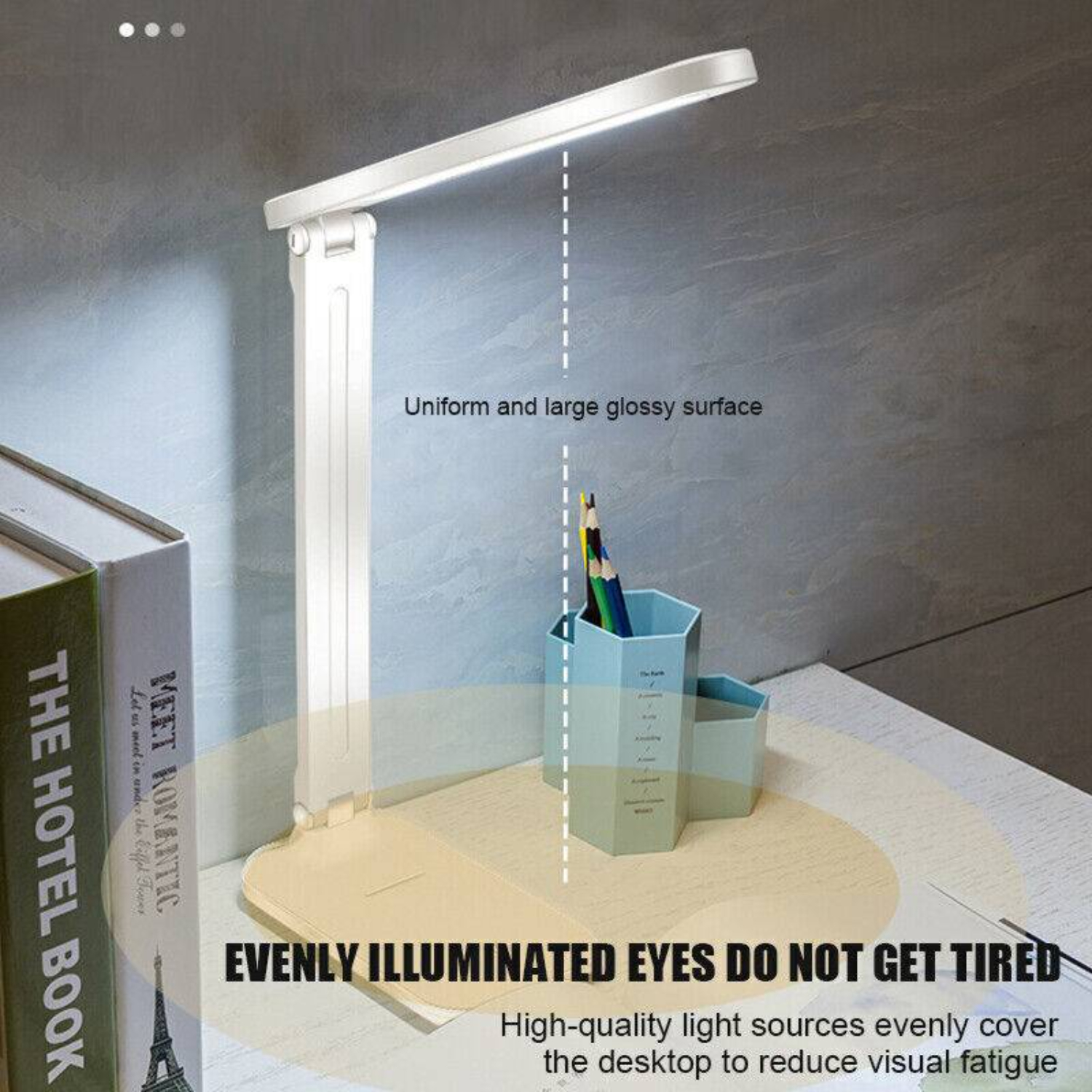 Schreibtischlampe mit Stifthaltern, Bleistiften und Büchern, mit Text über Augenermüdung.