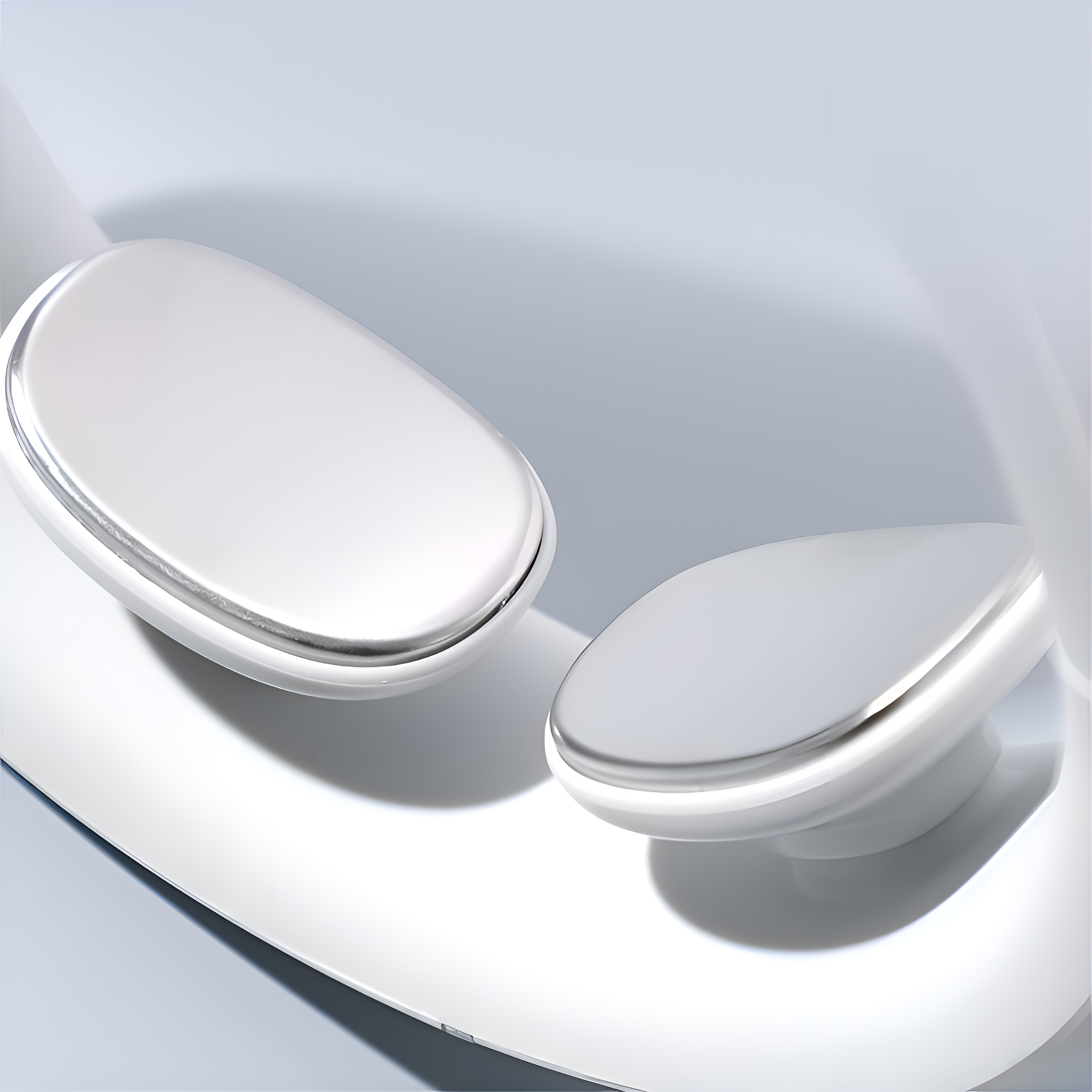 Weißes Nackenmassagegerät mit zwei silbernen Pads, auf weißem Hintergrund. Gebogenes Design.