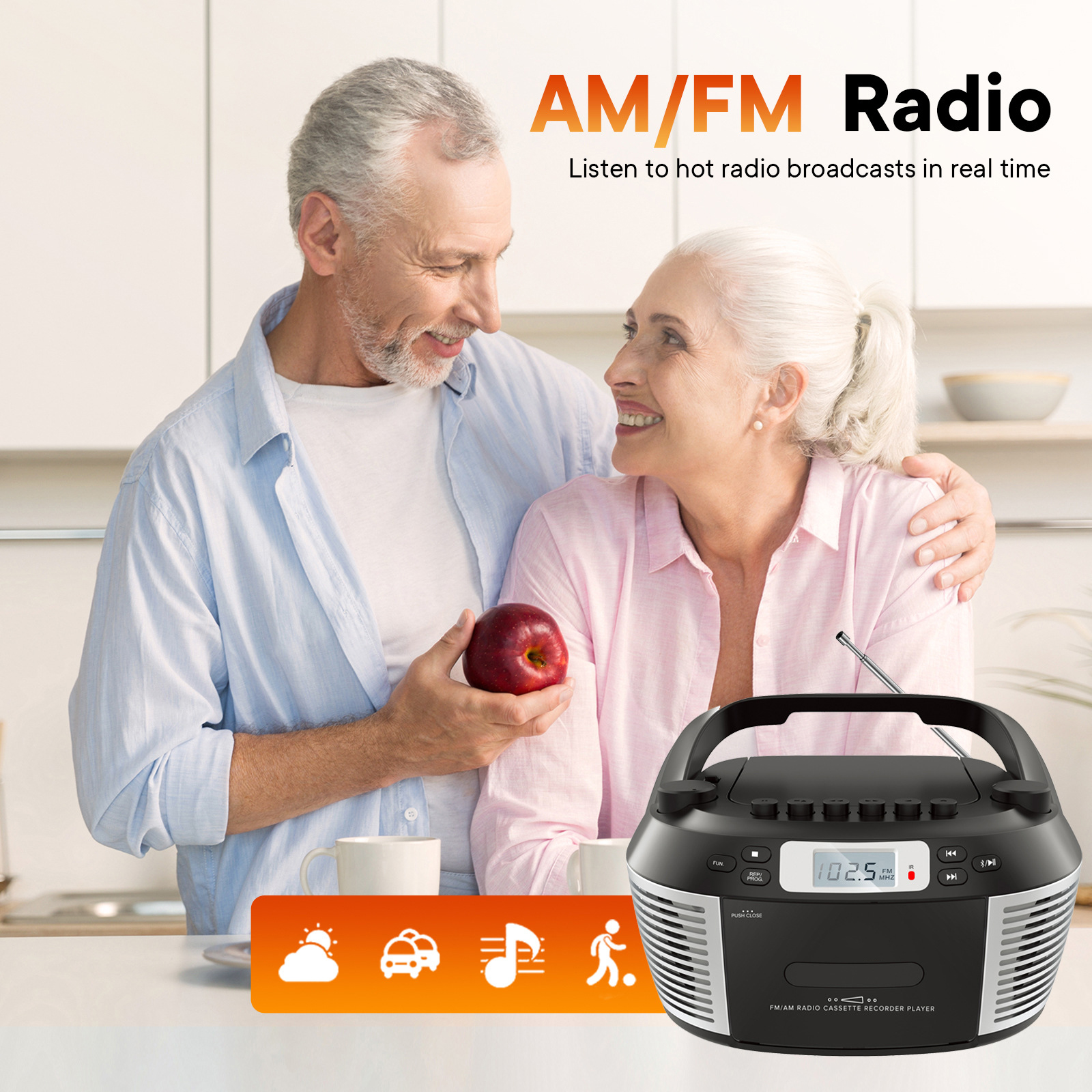 Ein älteres Ehepaar lächelt, hält einen Apfel und steht vor einem schwarzen AM/FM-Radio mit Symbolen.