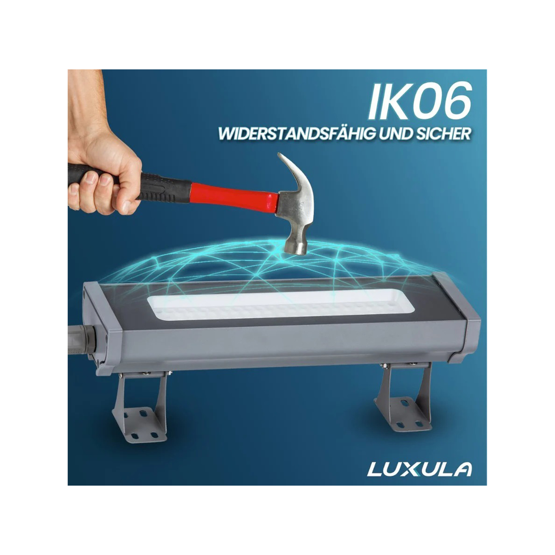 Młotek uderzający w szarą oprawę oświetleniową, z tekstem po niemiecku.