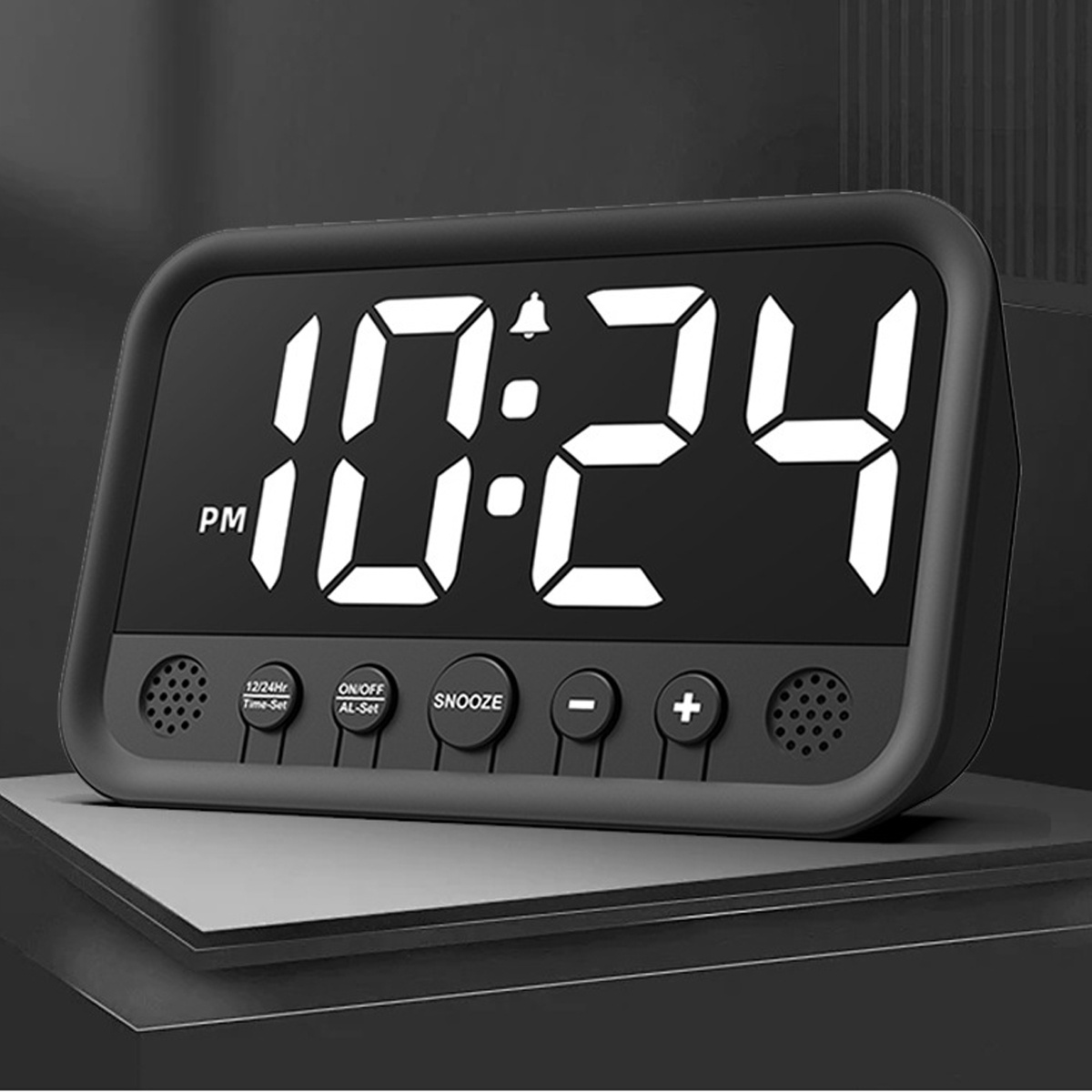 Digitaler schwarzer Wecker mit Anzeige 10:24 PM und Knöpfen.