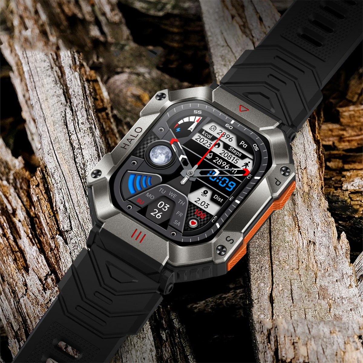Eine schwarz-graue Smartwatch. Das Zifferblatt zeigt Zeit, Schritte und Aktivitätsdaten. Die Uhr liegt auf einer Holzoberfläche.