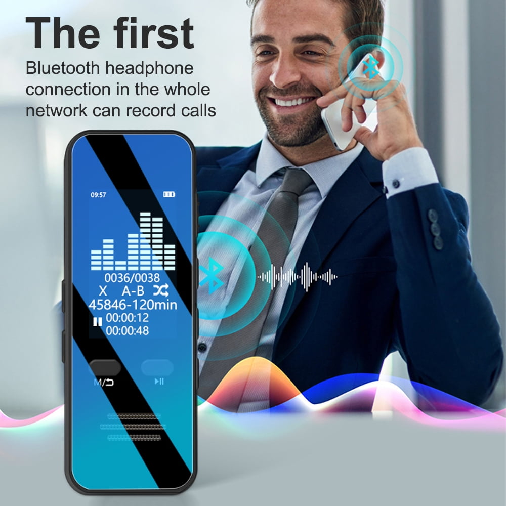 Ein Mann mit einem Telefon, ein Gerät, das eine Wellenform anzeigt, und eine Bluetooth-Verbindungsanzeige.