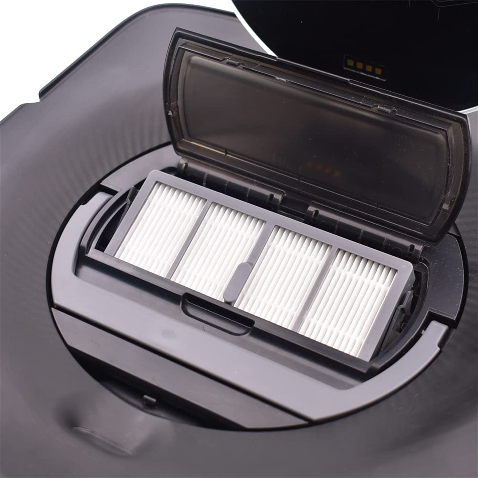 Ein schwarzer Filter in einer schwarzen Maschine. Der Filter hat drei Segmente. Die Maschine ist geöffnet.