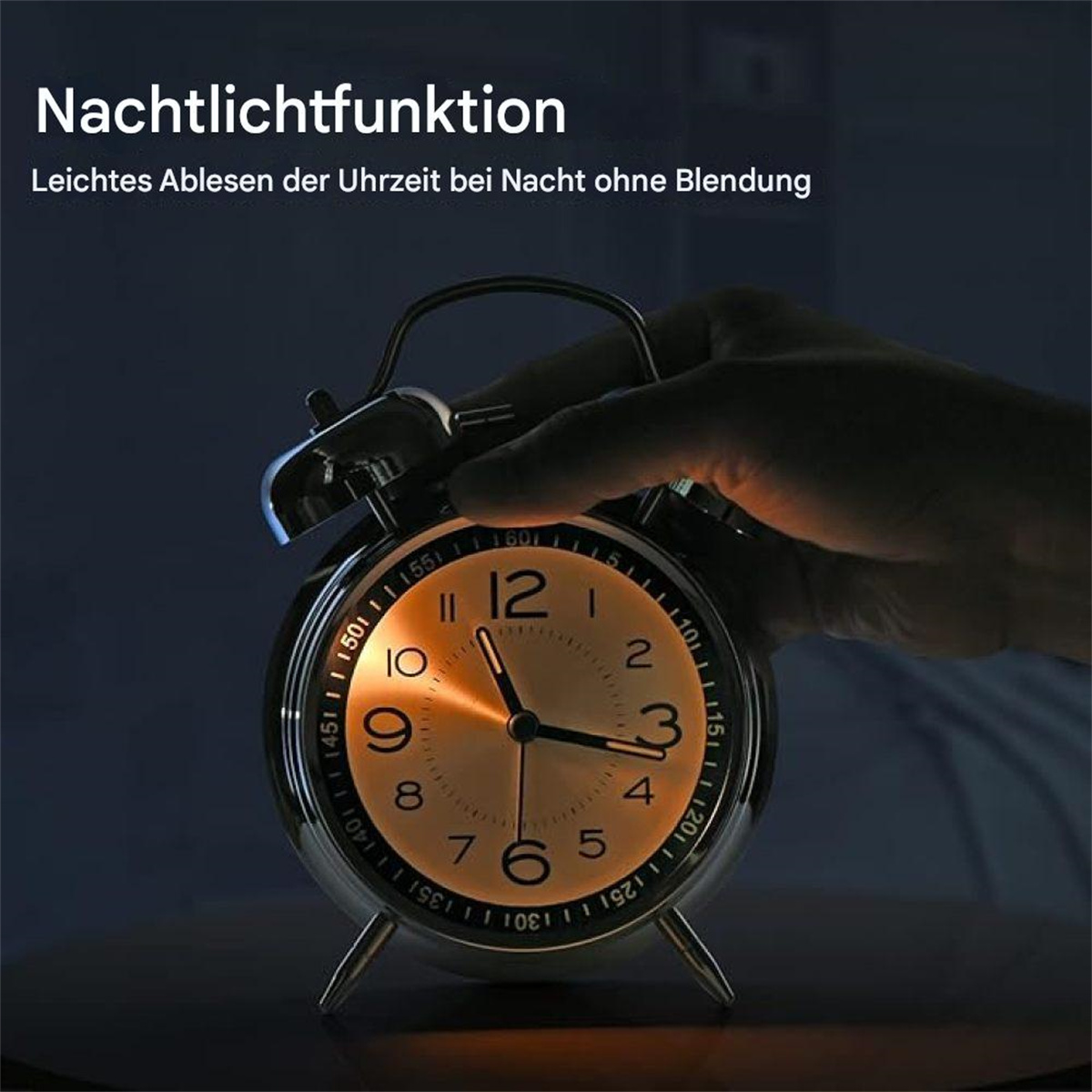 Nahaufnahme eines silbernen Weckers bei Nacht, wobei die Zeiger die Uhrzeit anzeigen und ein warmes Leuchten.