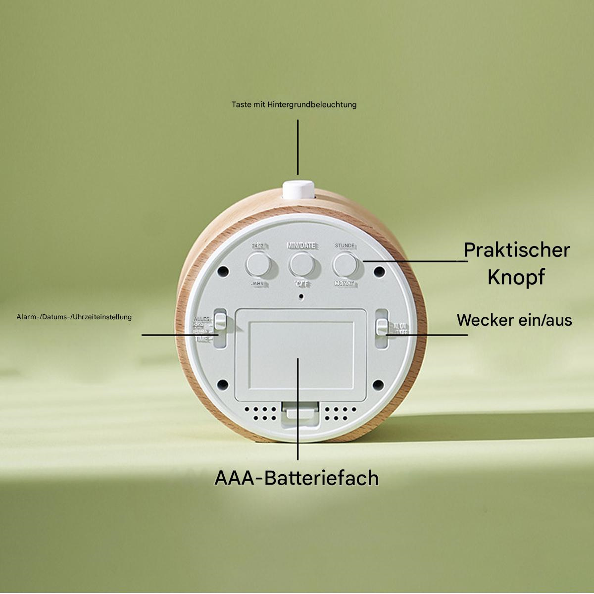 Holzuhr mit weißem Zifferblatt, beschriftete Funktionen wie Alarm und Tasten.