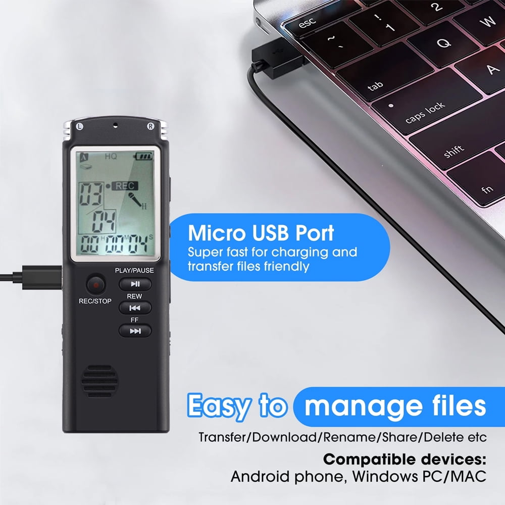 Schwarzes digitales Diktiergerät, an einen Laptop angeschlossen. Es hat einen Bildschirm und Tasten. Eine blaue Textblase sagt "Micro USB Port".
