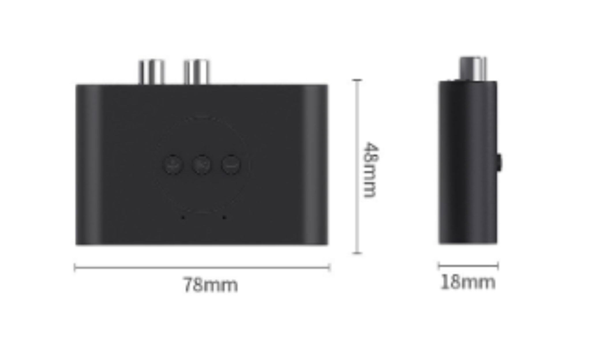 Schwarzer Audioadapter mit Abmessungen. Zwei silberne Anschlüsse oben, drei Knöpfe und ein kleiner Anschluss.