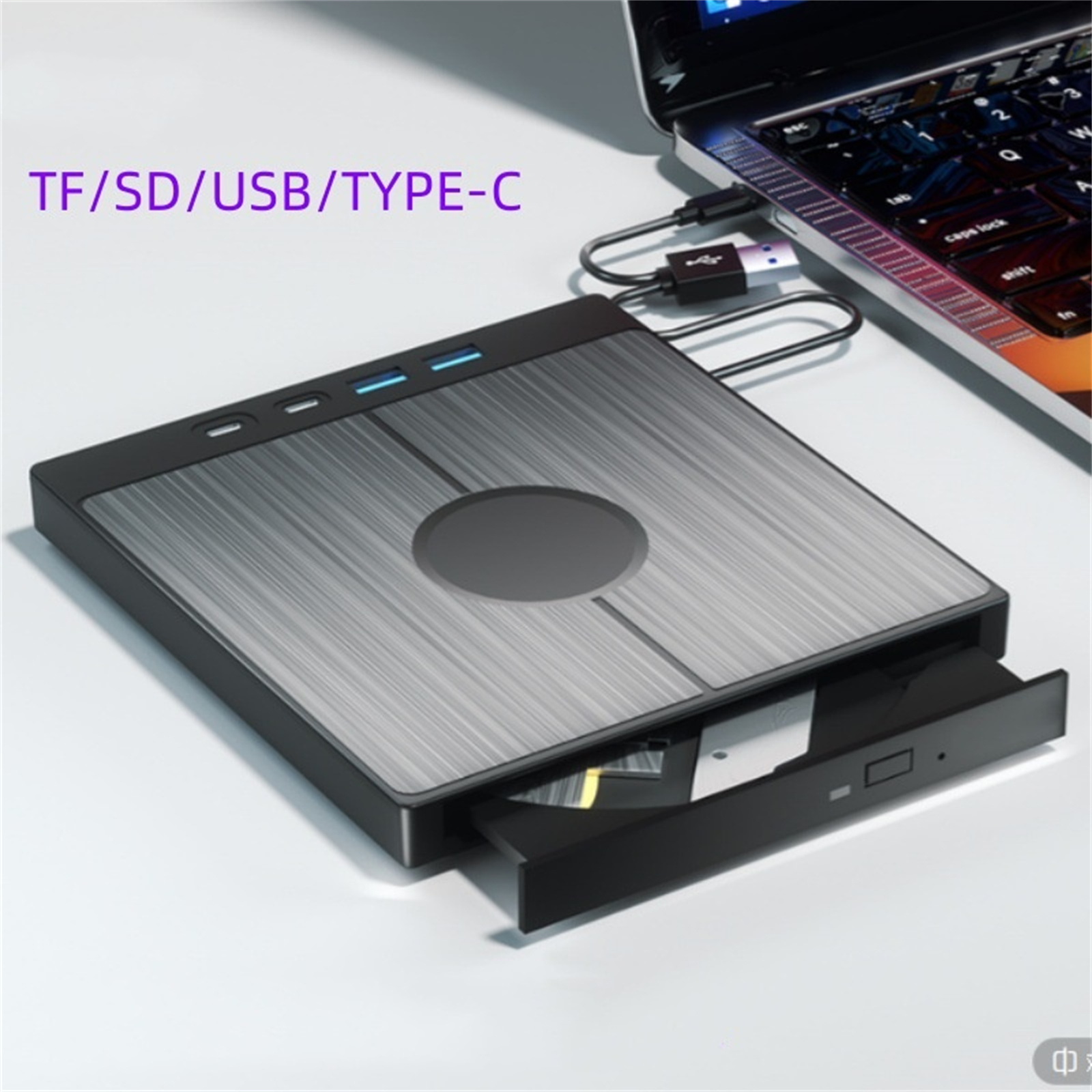 Ein silbernes und schwarzes Laufwerk, das an einen Laptop angeschlossen ist. Das Laufwerk hat einen CD-Schlitz und Anschlüsse.