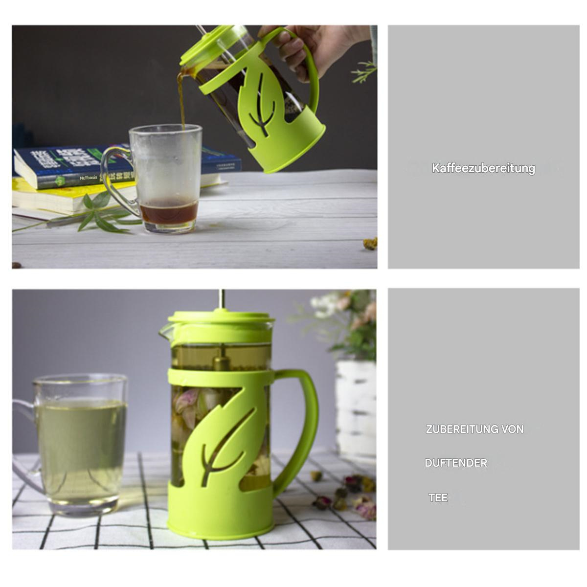 Eine grüne Teepresse mit Blattdesign wird verwendet. Eine Hand gießt Tee aus der Presse in ein klares Glas.