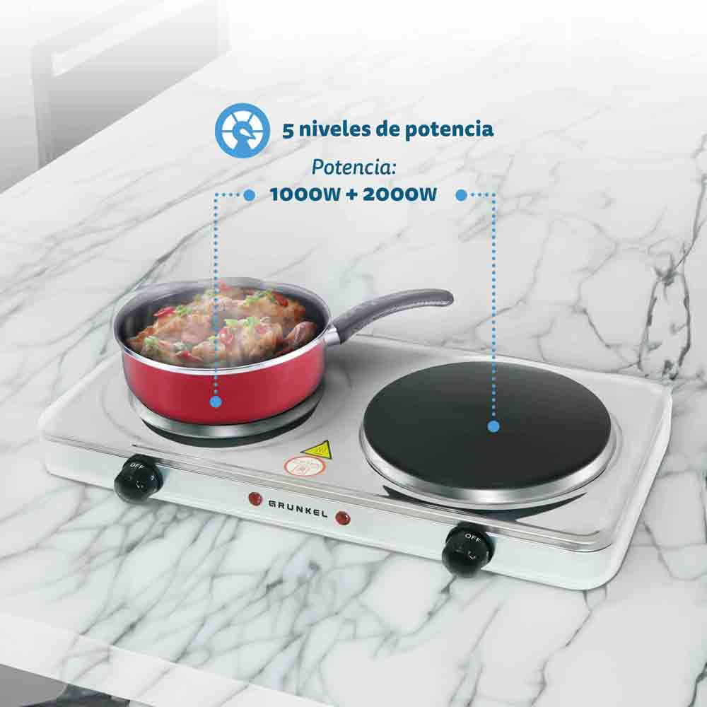 Una superficie de cocción de doble placa con una olla roja en un quemador, mostrando la cocción.