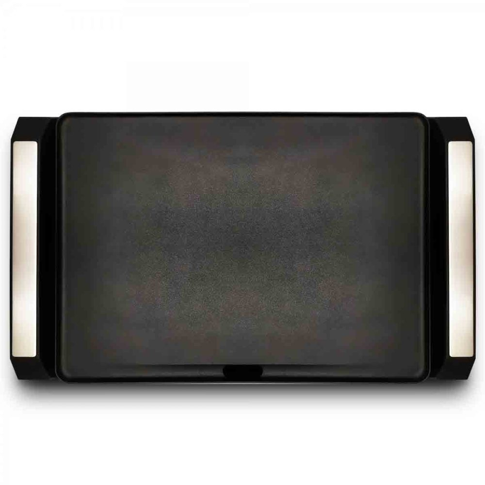 Czarna płyta grillowa z białymi światłami po obu stronach. Powierzchnia jest czarna.