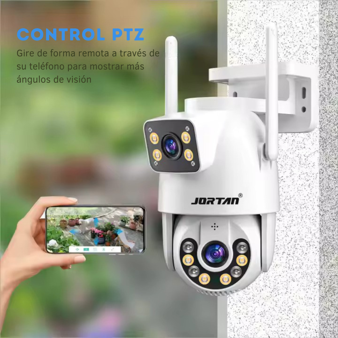 Cámara PTZ Jortan blanca con dos antenas, persona sosteniendo un teléfono mostrando vista de jardín.