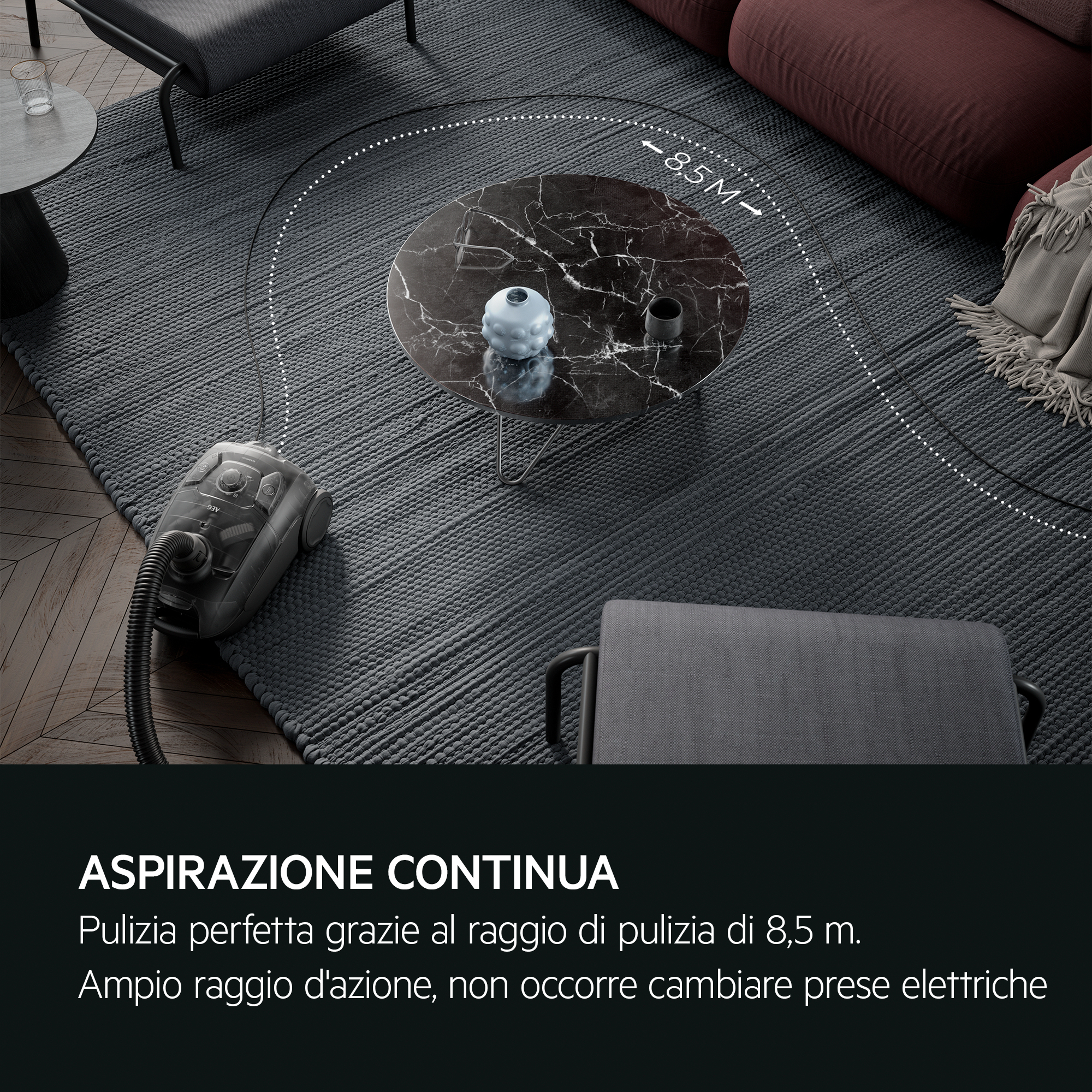 Aspiradora en una alfombra oscura, con mesa de centro y sofá al fondo.